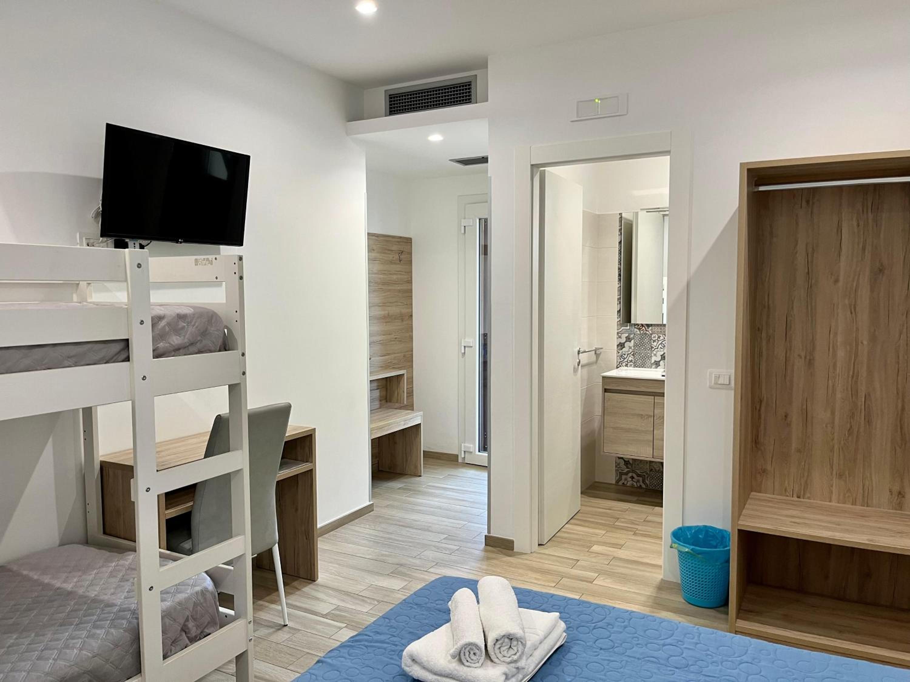 Apartment with Terrace - Photo 15