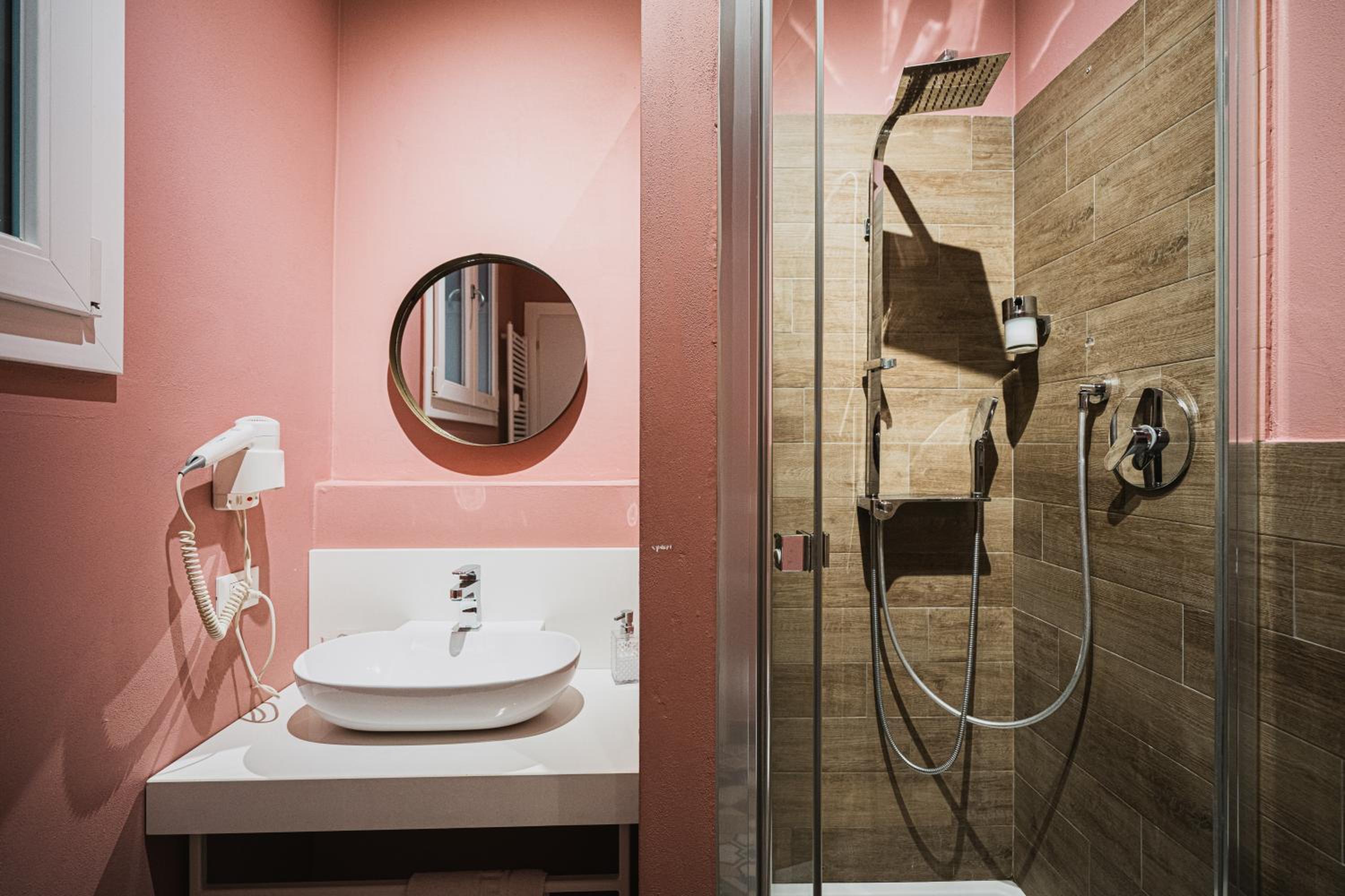 Standard Room with Private External Bathroom - Photo 5
