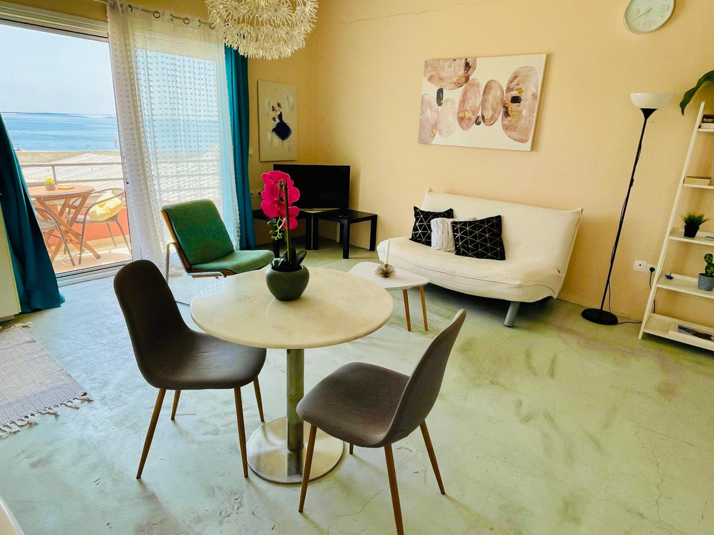 One-Bedroom Apartment photo 1