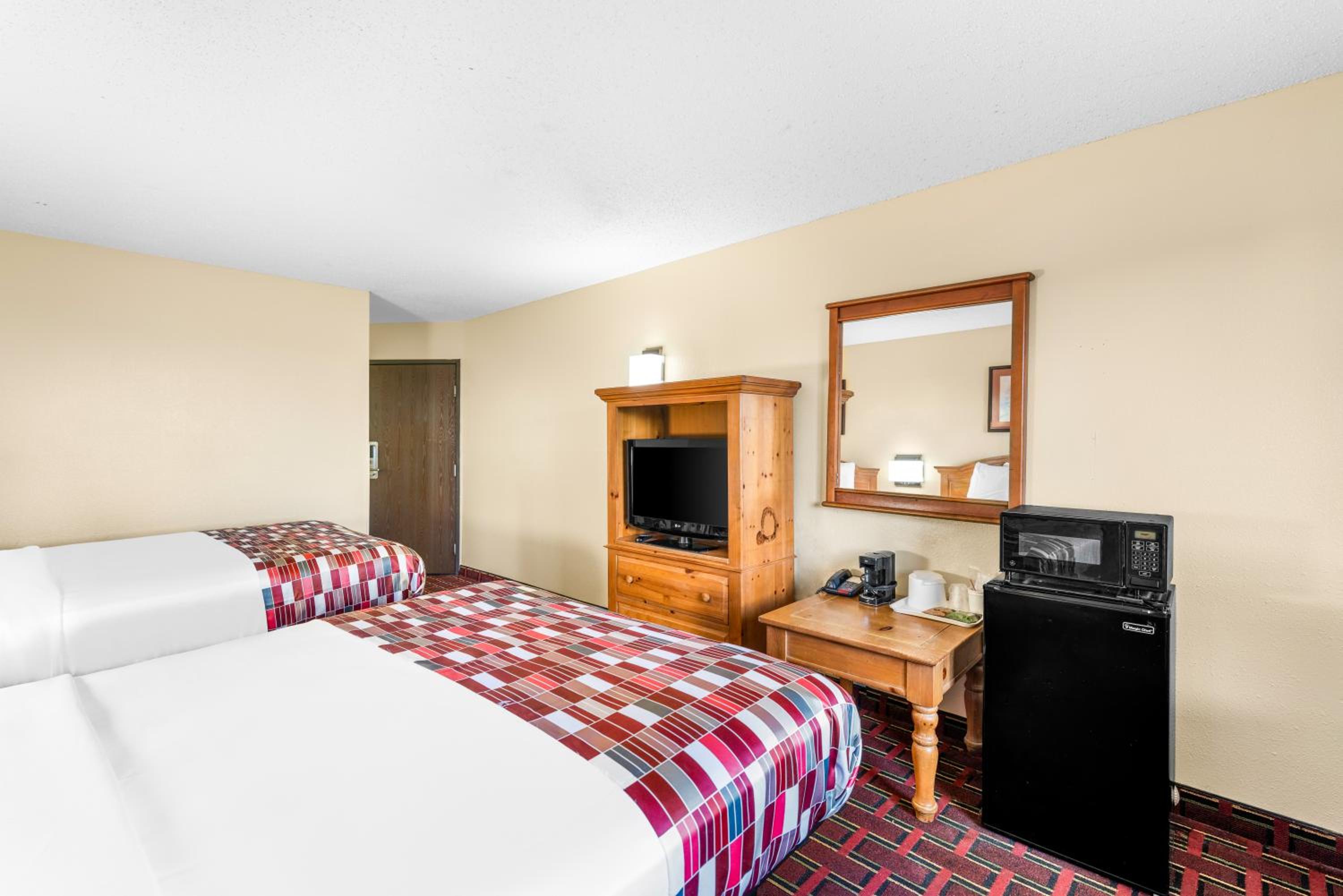 Queen Room with Two Queen Beds - Non-Smoking - Photo 4