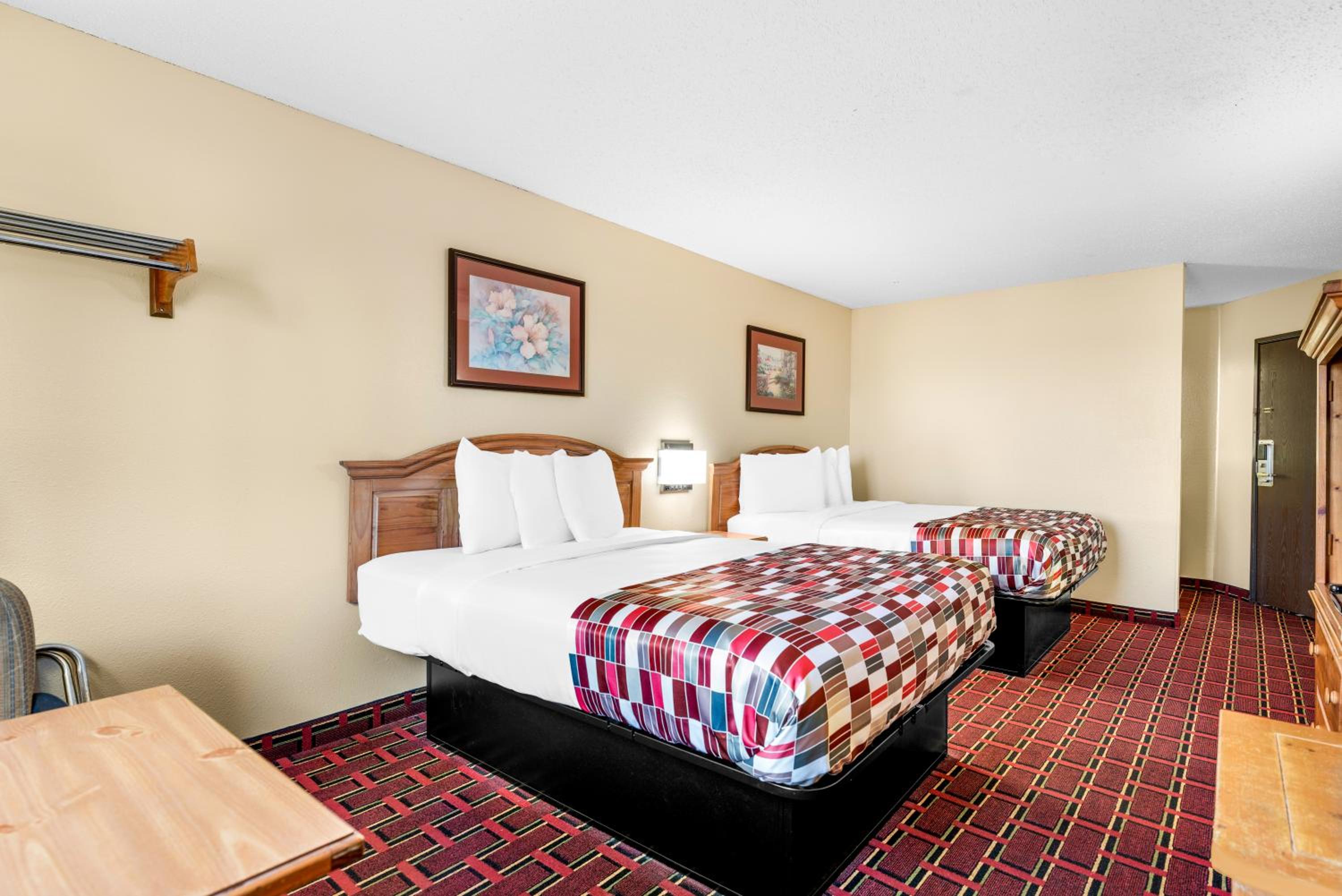 Queen Room with Two Queen Beds - Non-Smoking - Photo 5