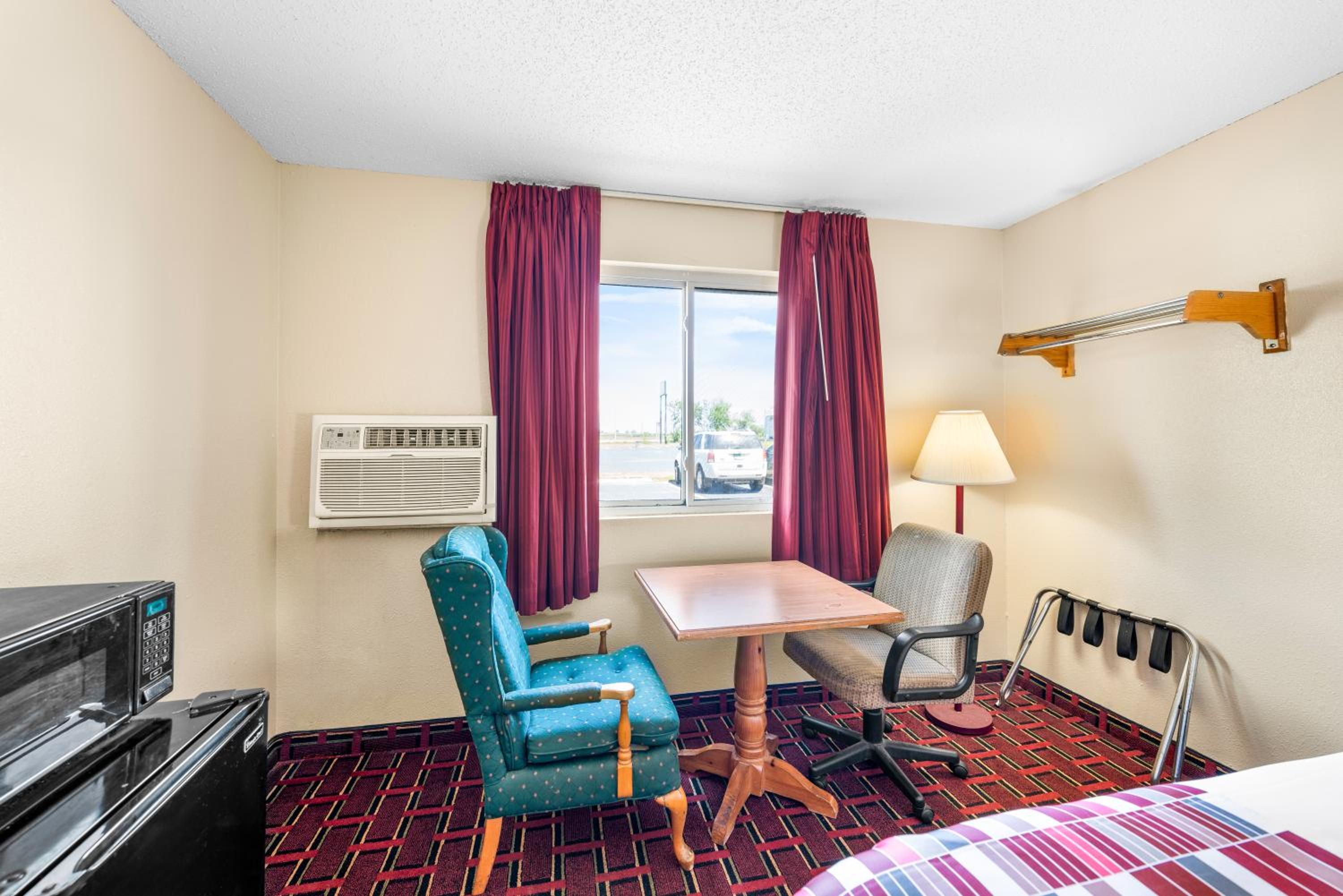 Queen Room with Two Queen Beds - Non-Smoking - Photo 6