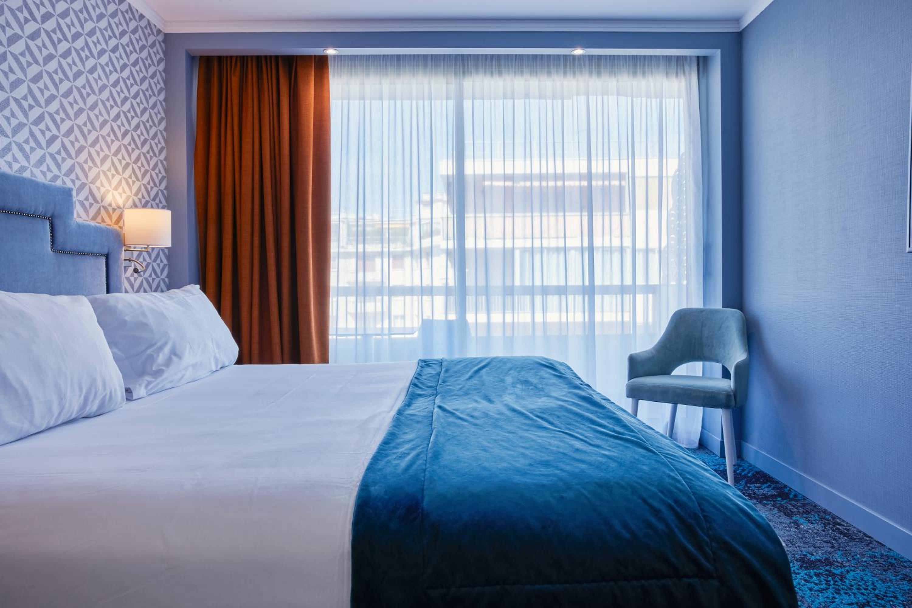 Double Room with Balcony - Photo 9
