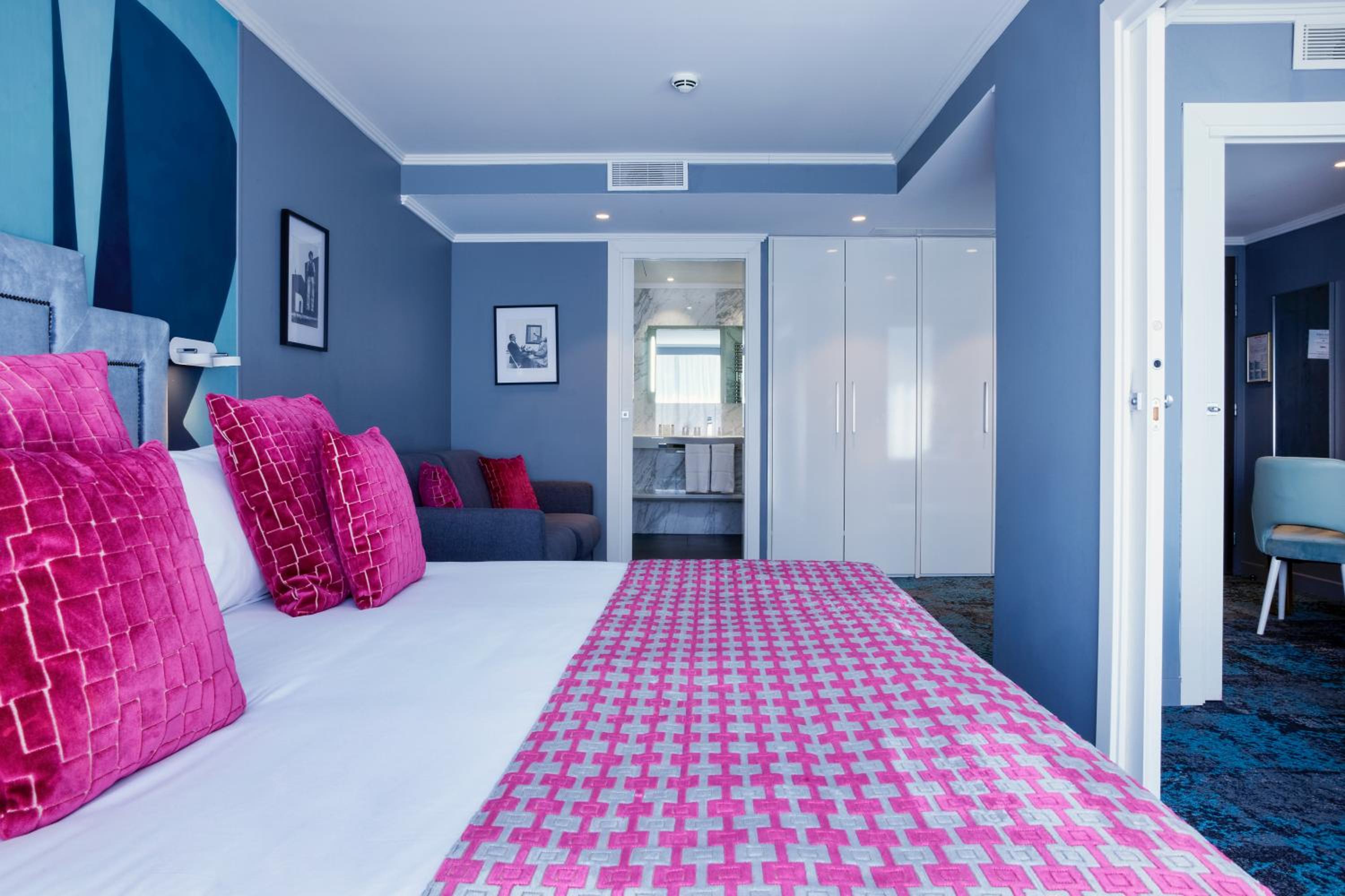 Family Suite with Balcony - Photo 13