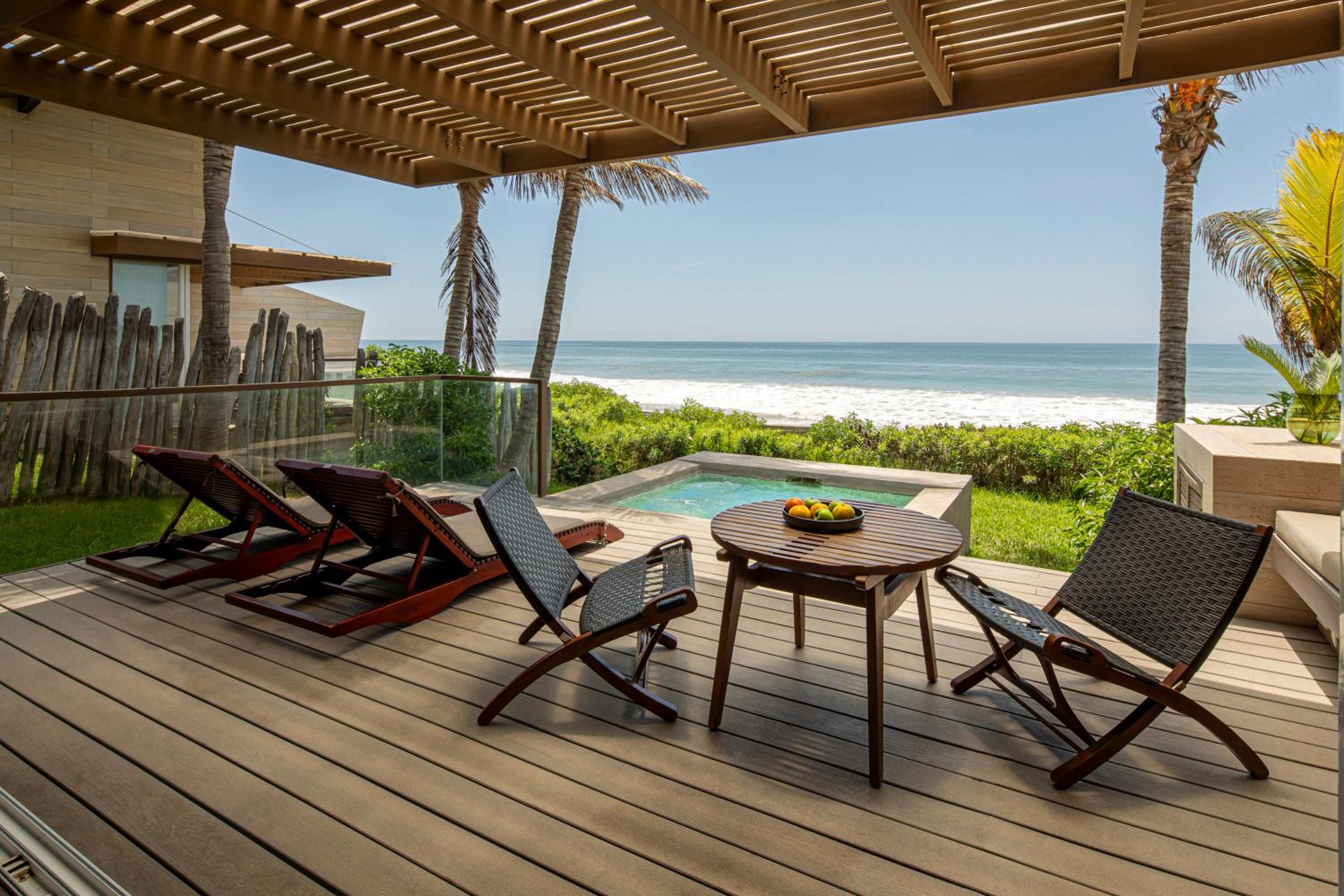 Beachfront Suite with Dip Pool