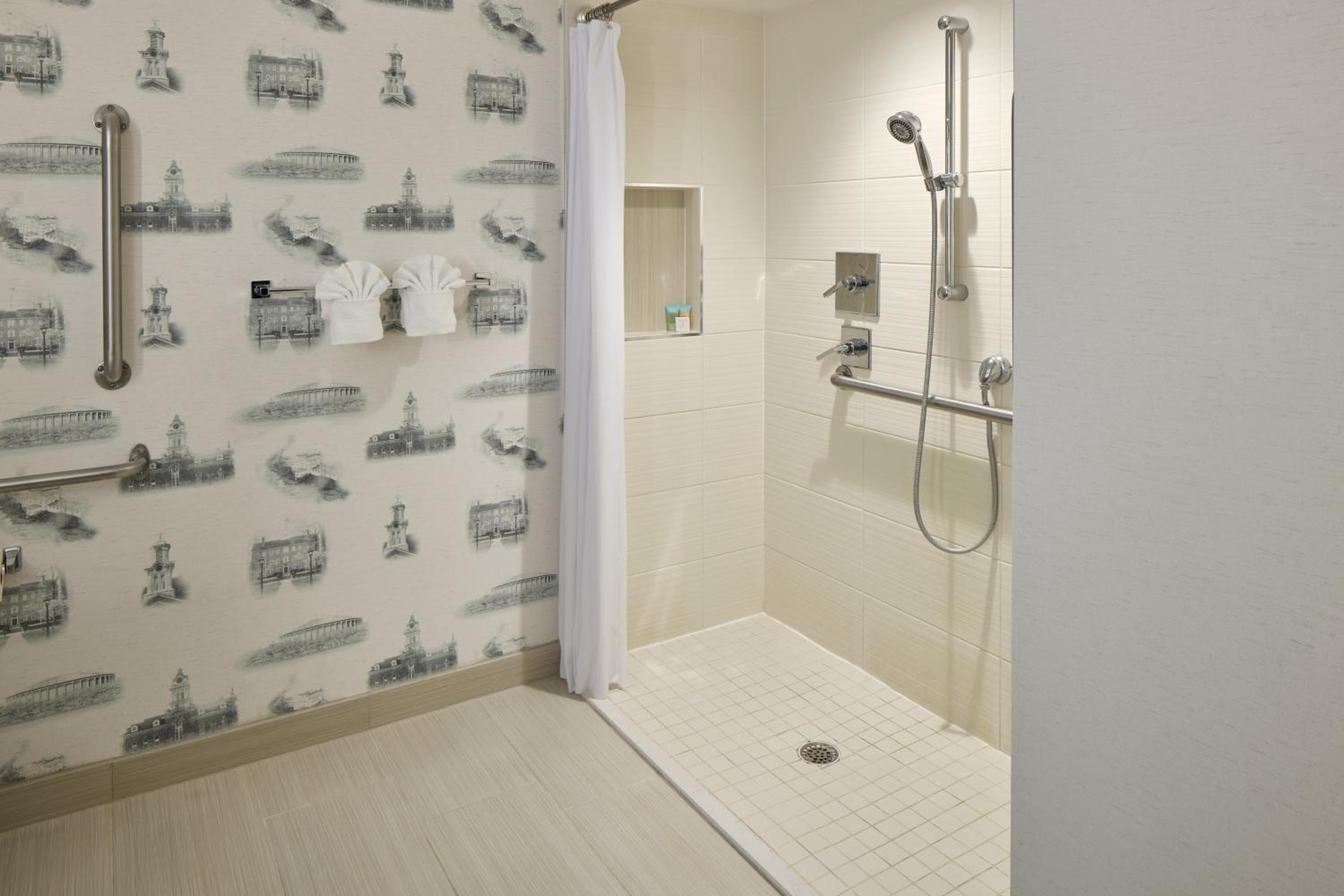 King Room with Roll-In Shower - Disability Access - Photo 4