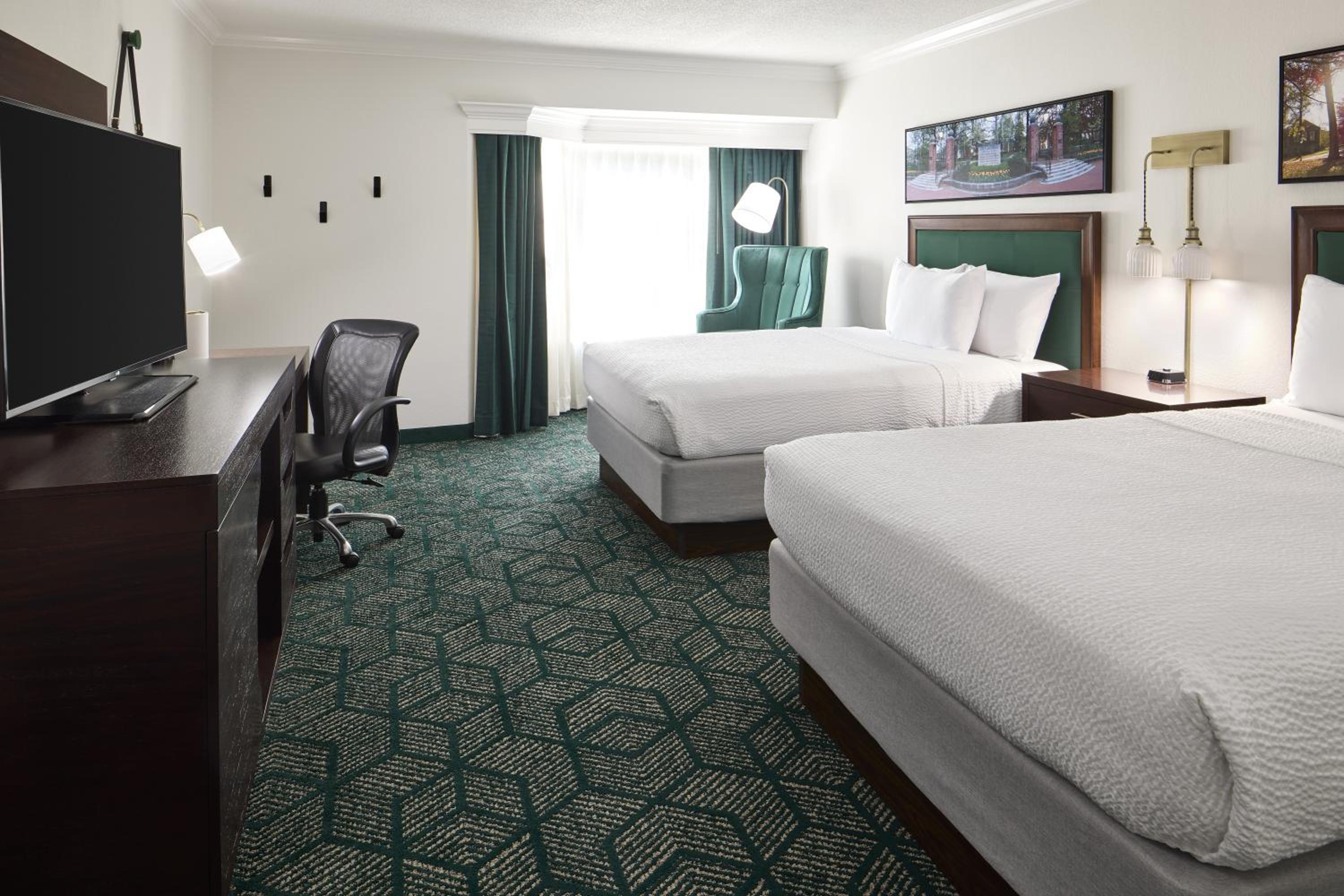 2 Queens Room - Photo 1