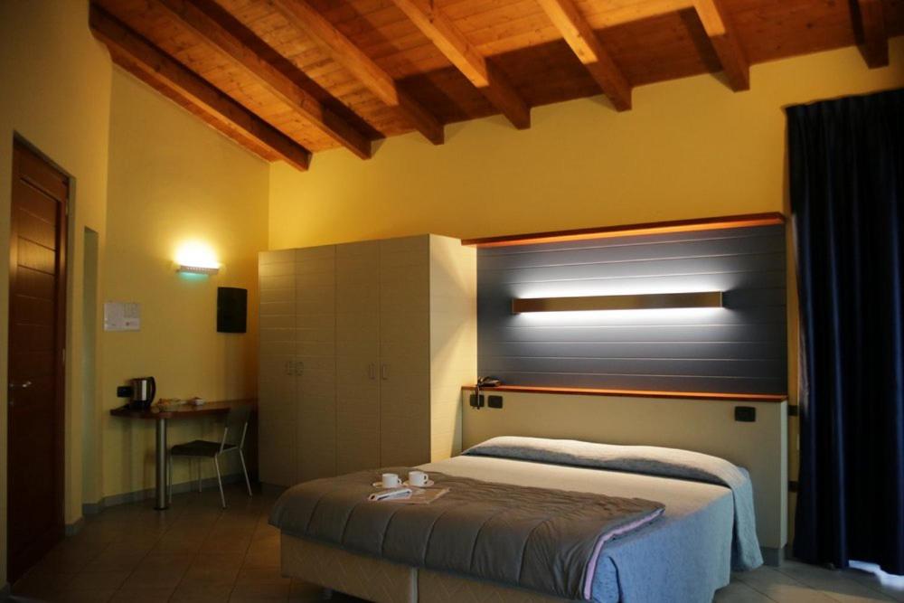 Standard Double Room - Photo 11