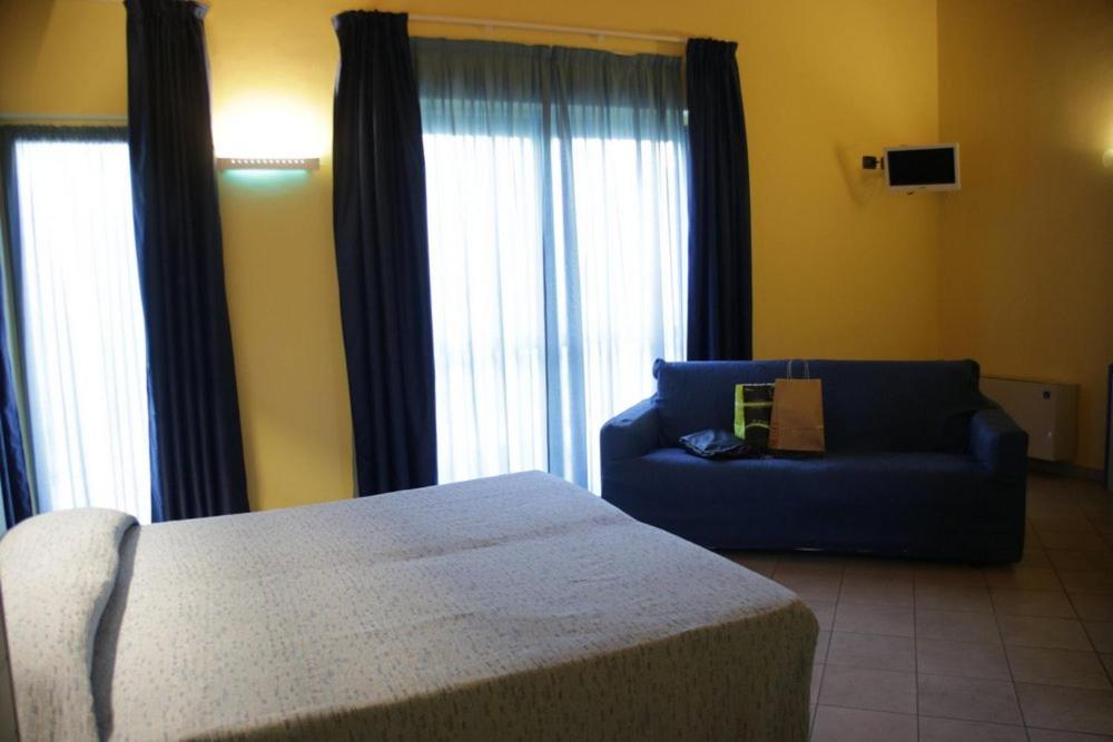 Standard Double Room - Photo 8