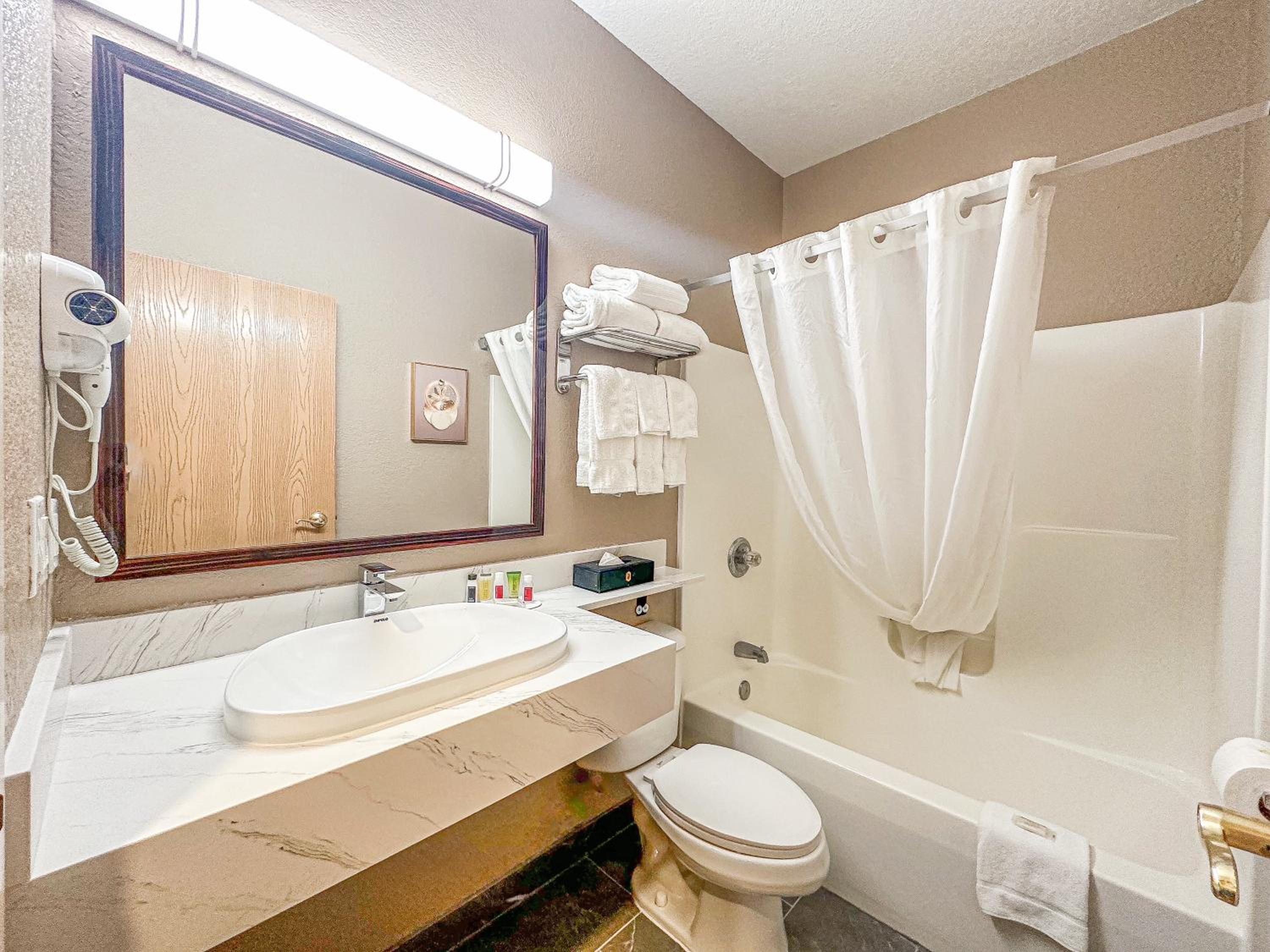 Deluxe Queen Room with Two Queen Beds - Non-Smoking - Photo 3