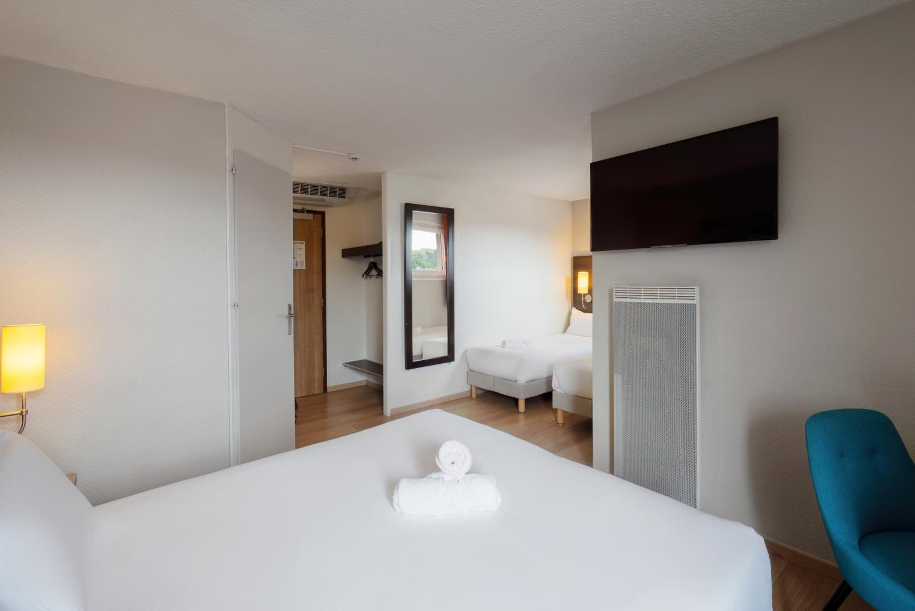 Quadruple Room with One Double Bed and  Two Single Beds - Photo 1