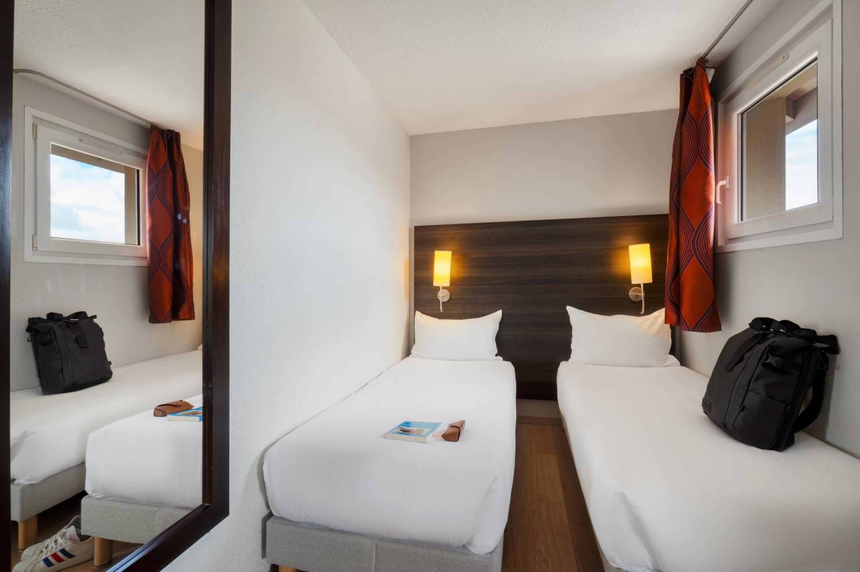 Quadruple Room with One Double Bed and  Two Single Beds - Photo 2