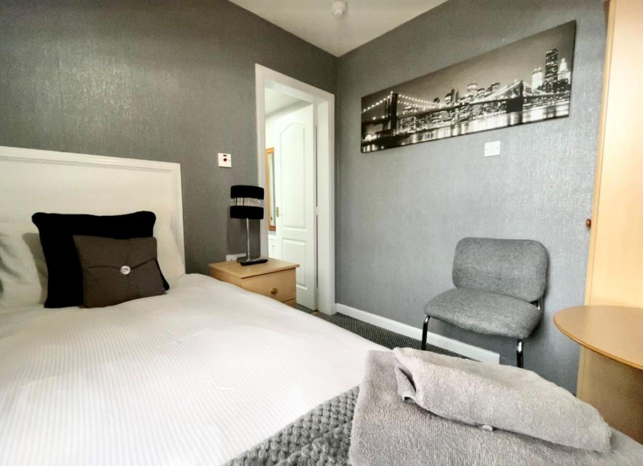 Single Room with Private Bathroom photo 2