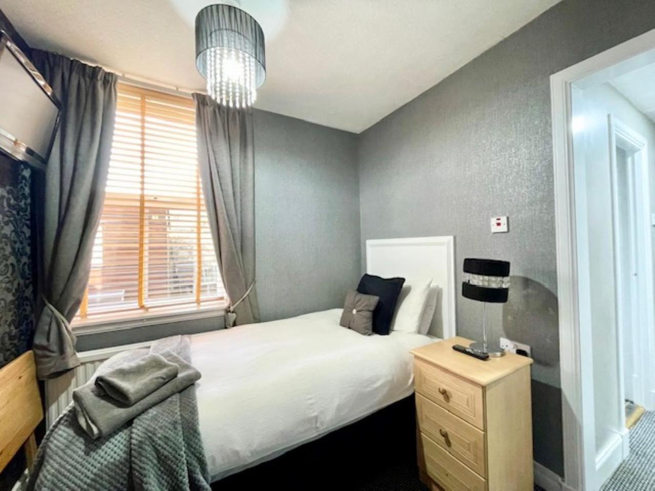 Single Room with Private Bathroom photo 1