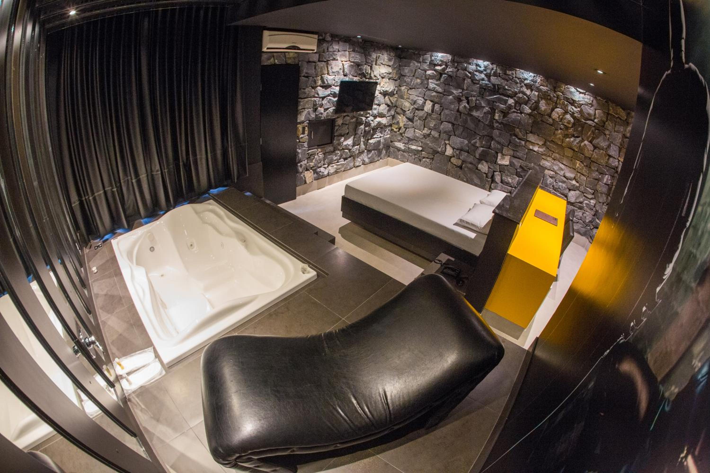 Queen Suite with Spa Bath
