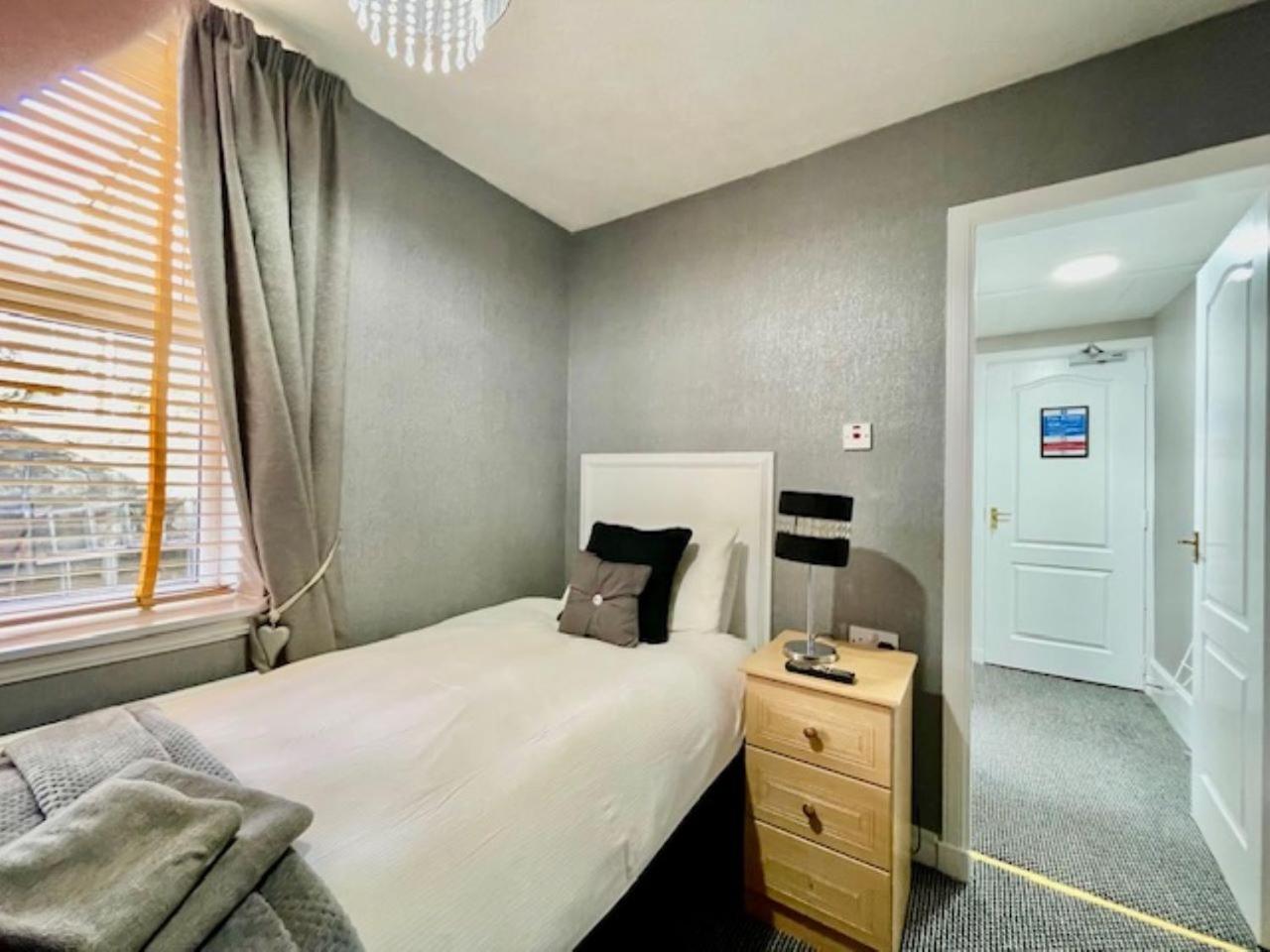 Single Room with Private Bathroom photo 3