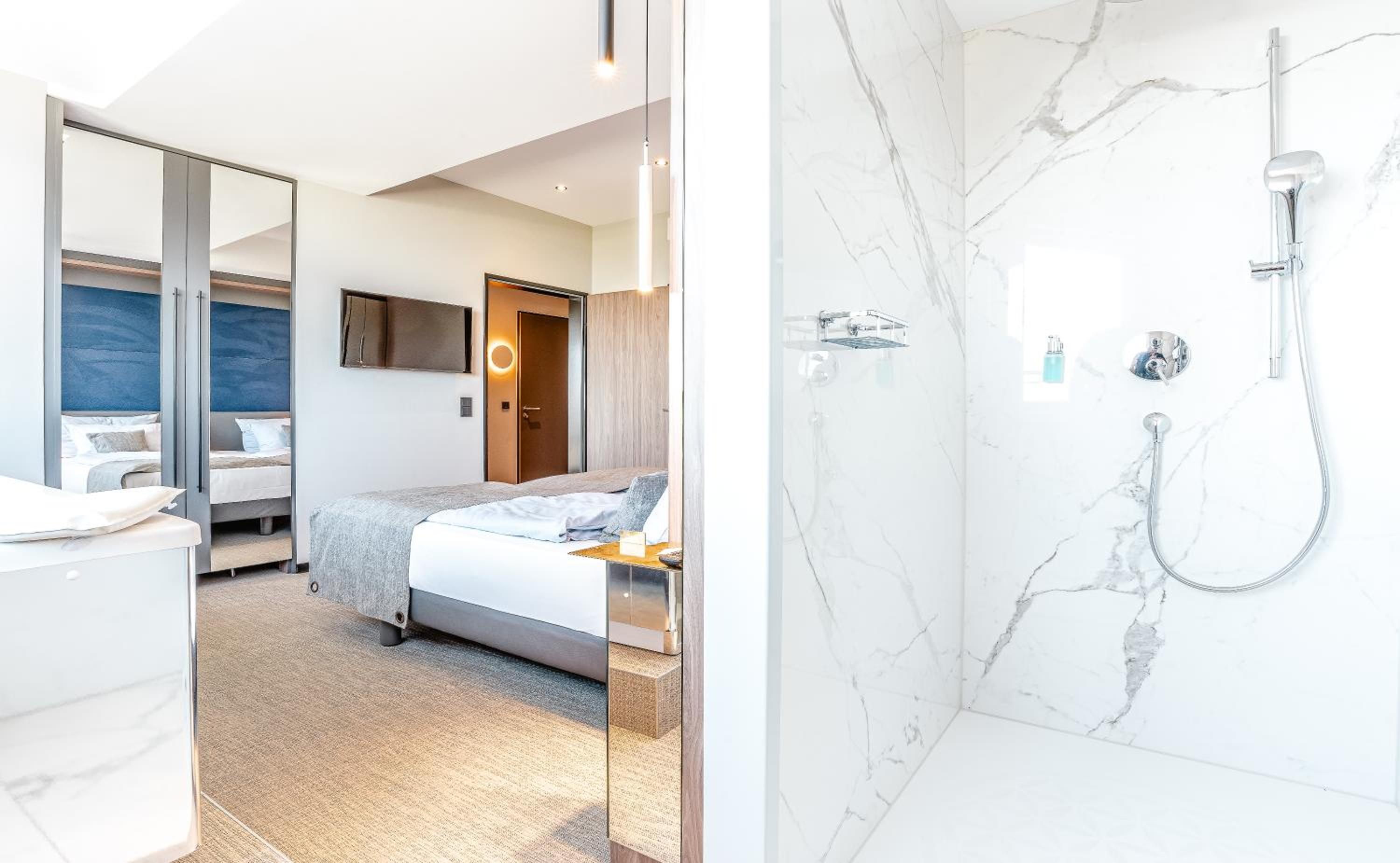 Deluxe Suite with Sea View thumbnail 6