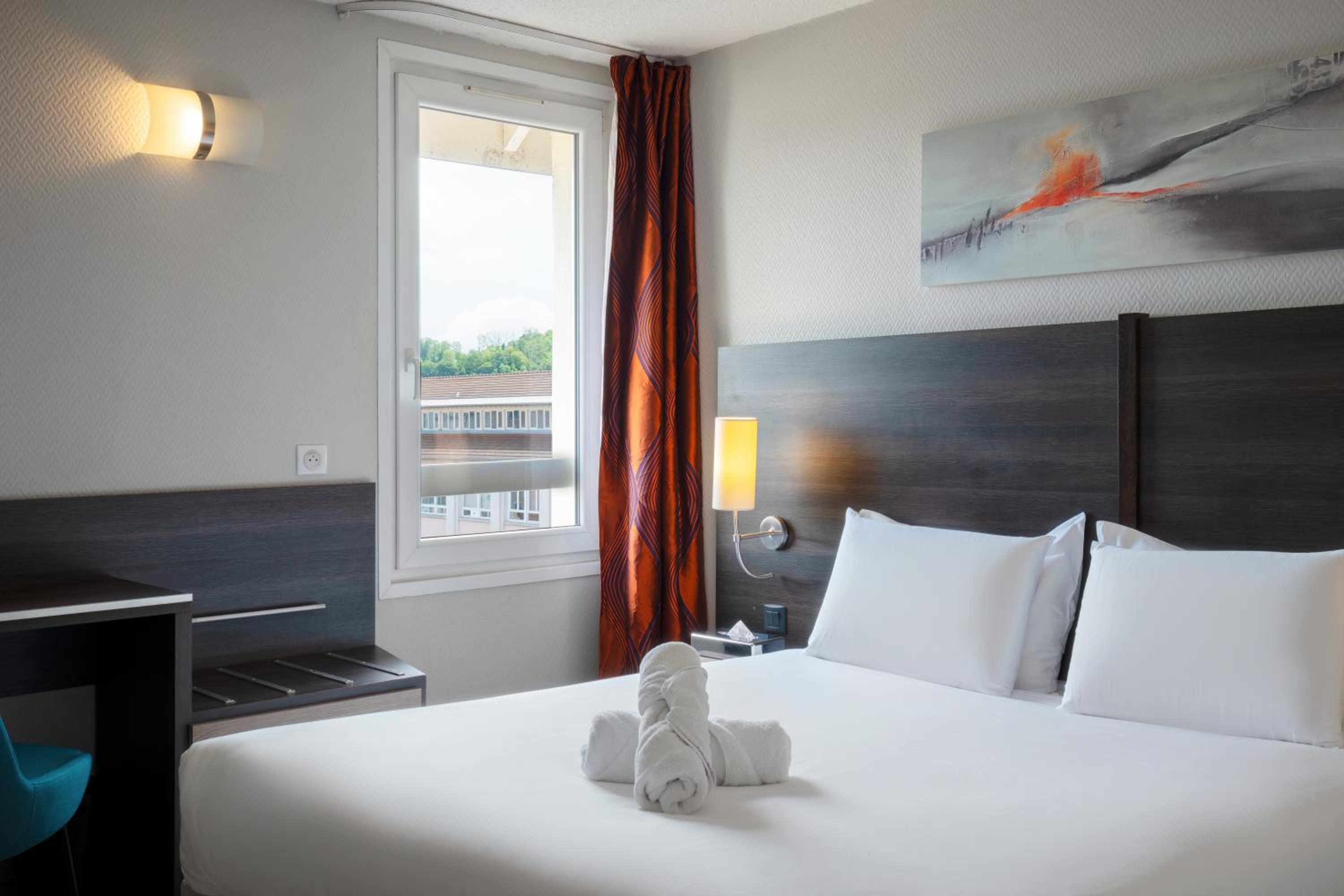 Quadruple Room with One Double Bed and  Two Single Beds - Photo 6