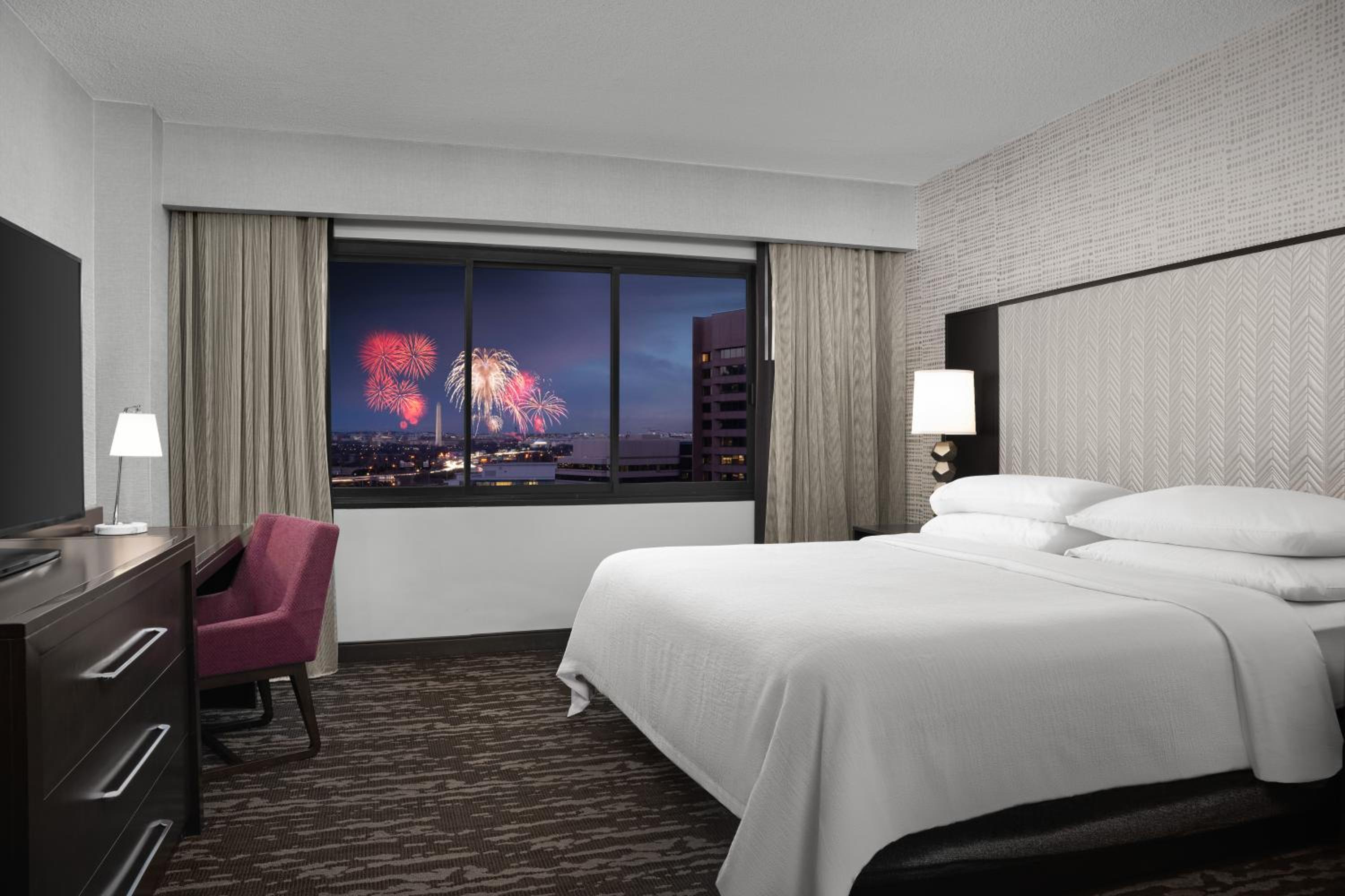 One-Bedroom King Suite with Washington Monument View - Photo 1