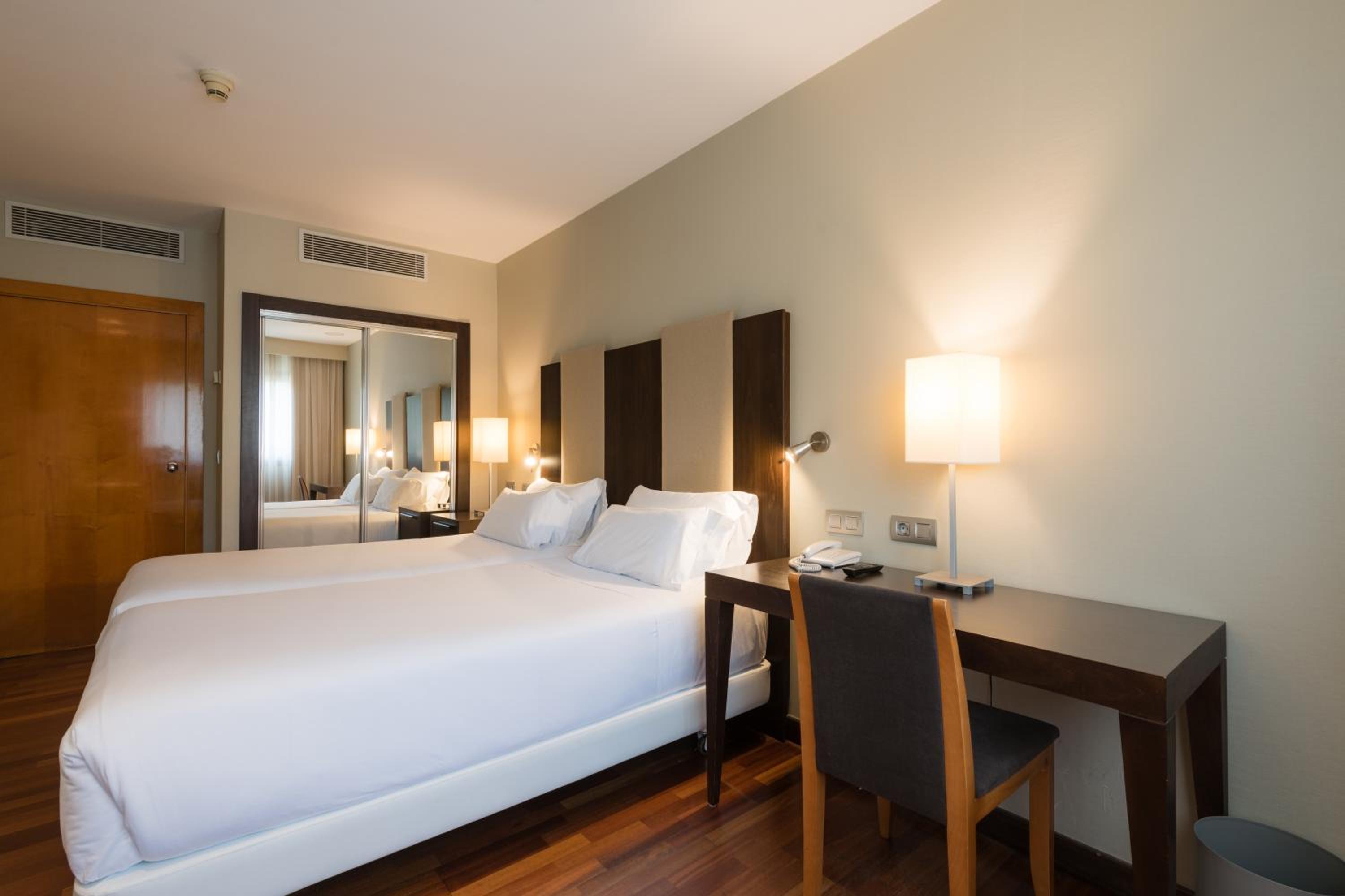 Standard Twin Room - Photo 2