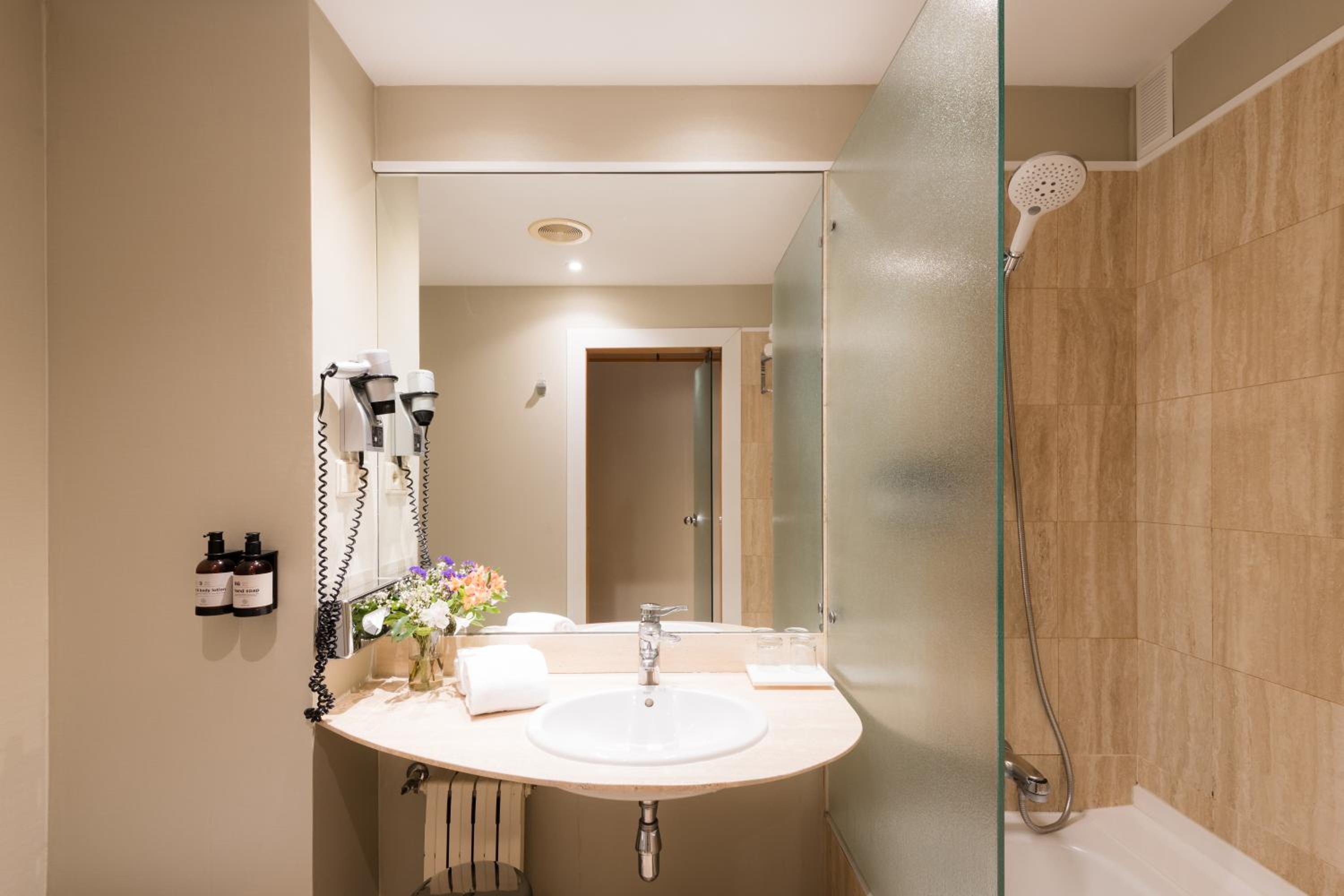 Standard Twin Room - Photo 4