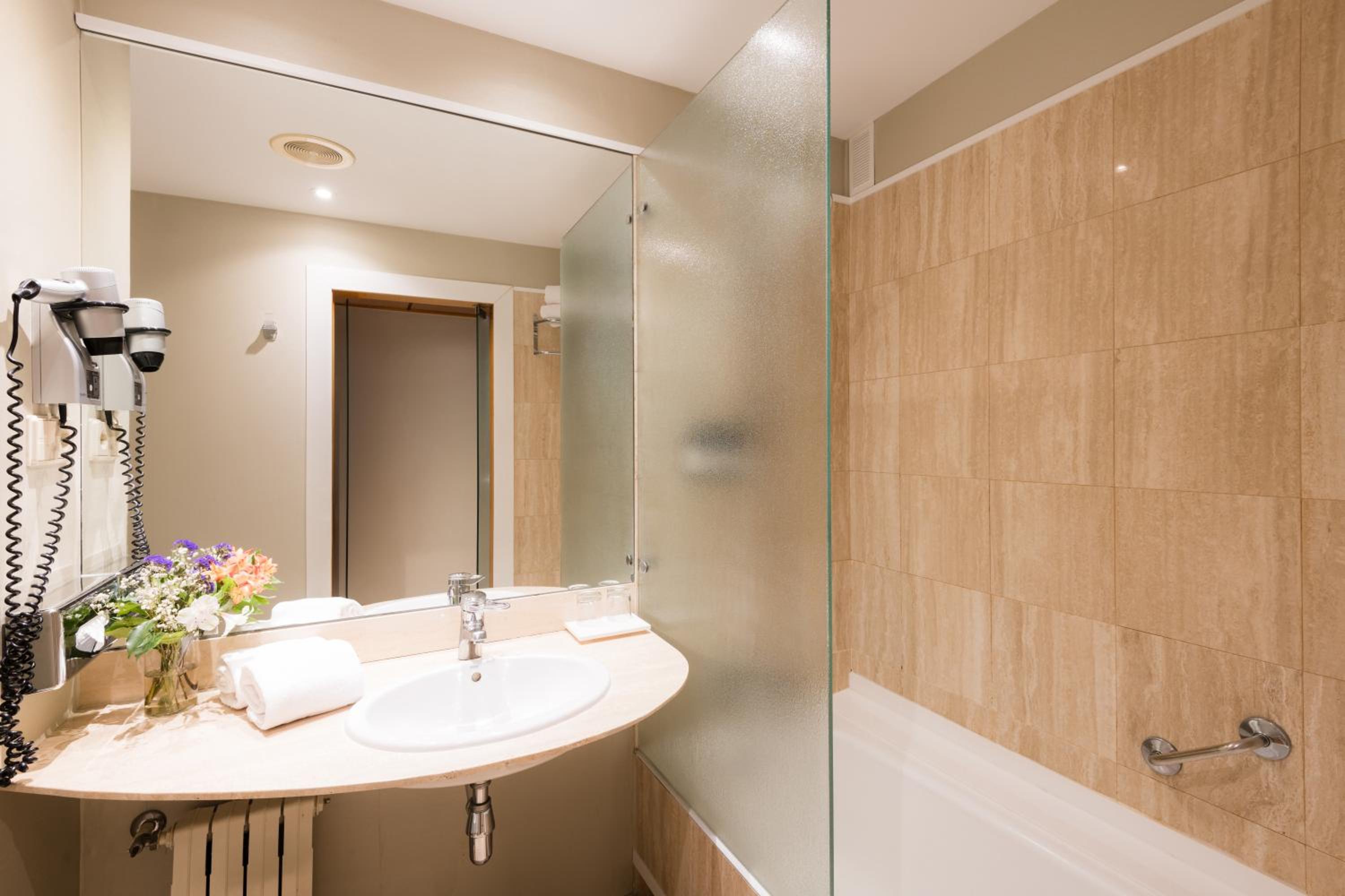 Standard Twin Room - Photo 6