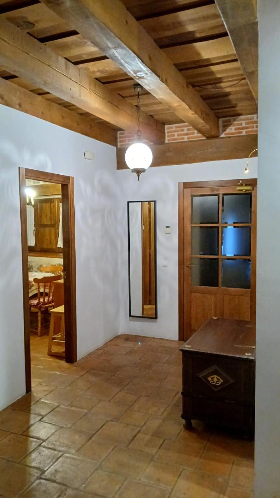 Six-Bedroom House photo 3