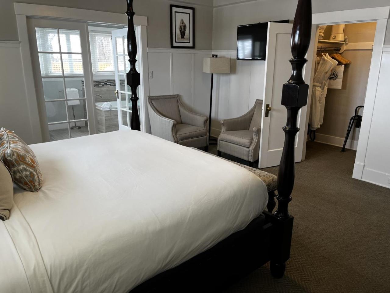 Deluxe Suite with Spa Bath