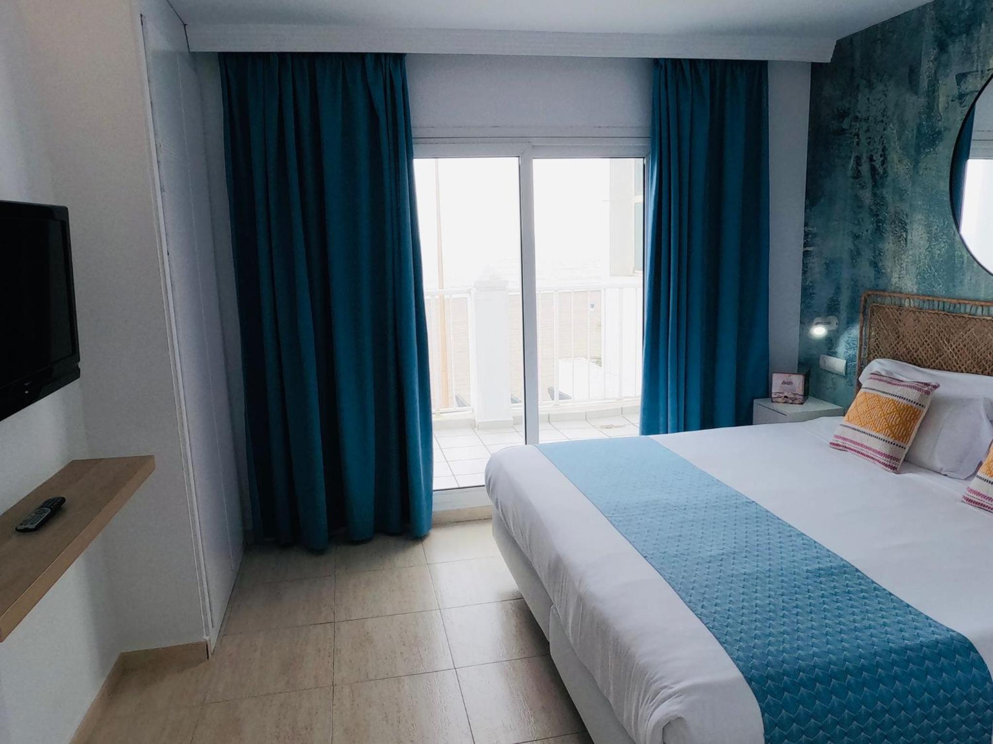 Apartamento de dos habitaciones con vista al mar y terraza (4-6 adultos)