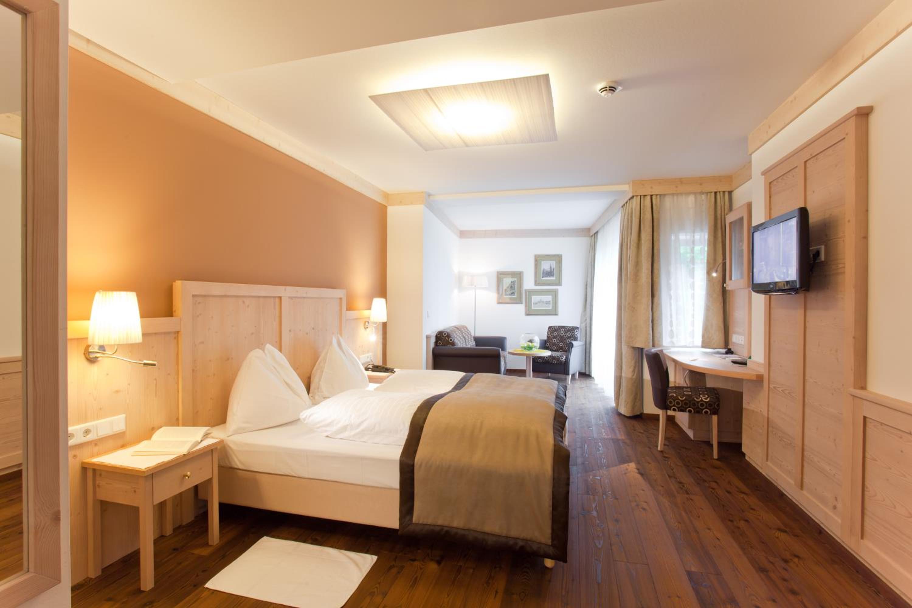 Deluxe Double Room with Balcony - Photo 1