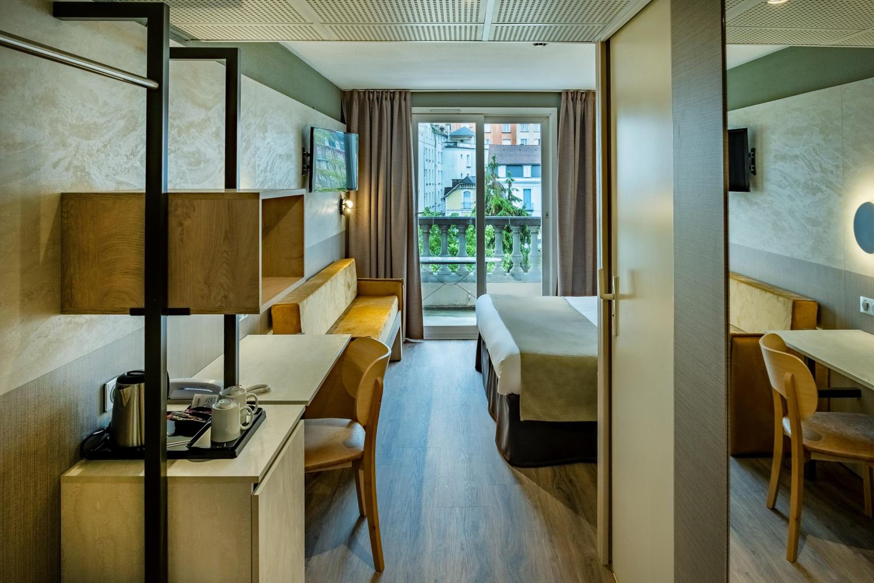 Superior Double or Twin Room with Balcony - Photo 9