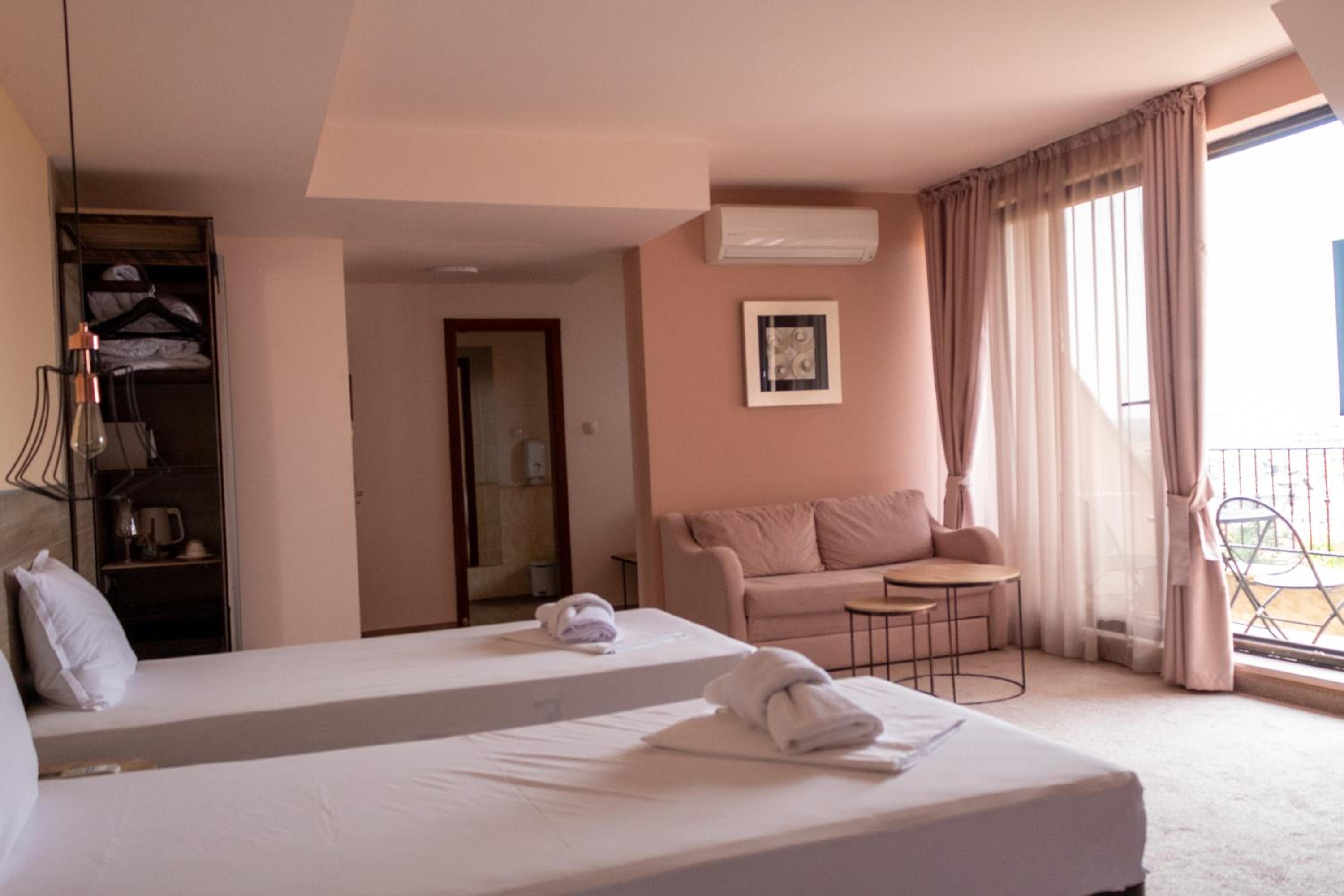 Triple Room with Balcony - Photo 5