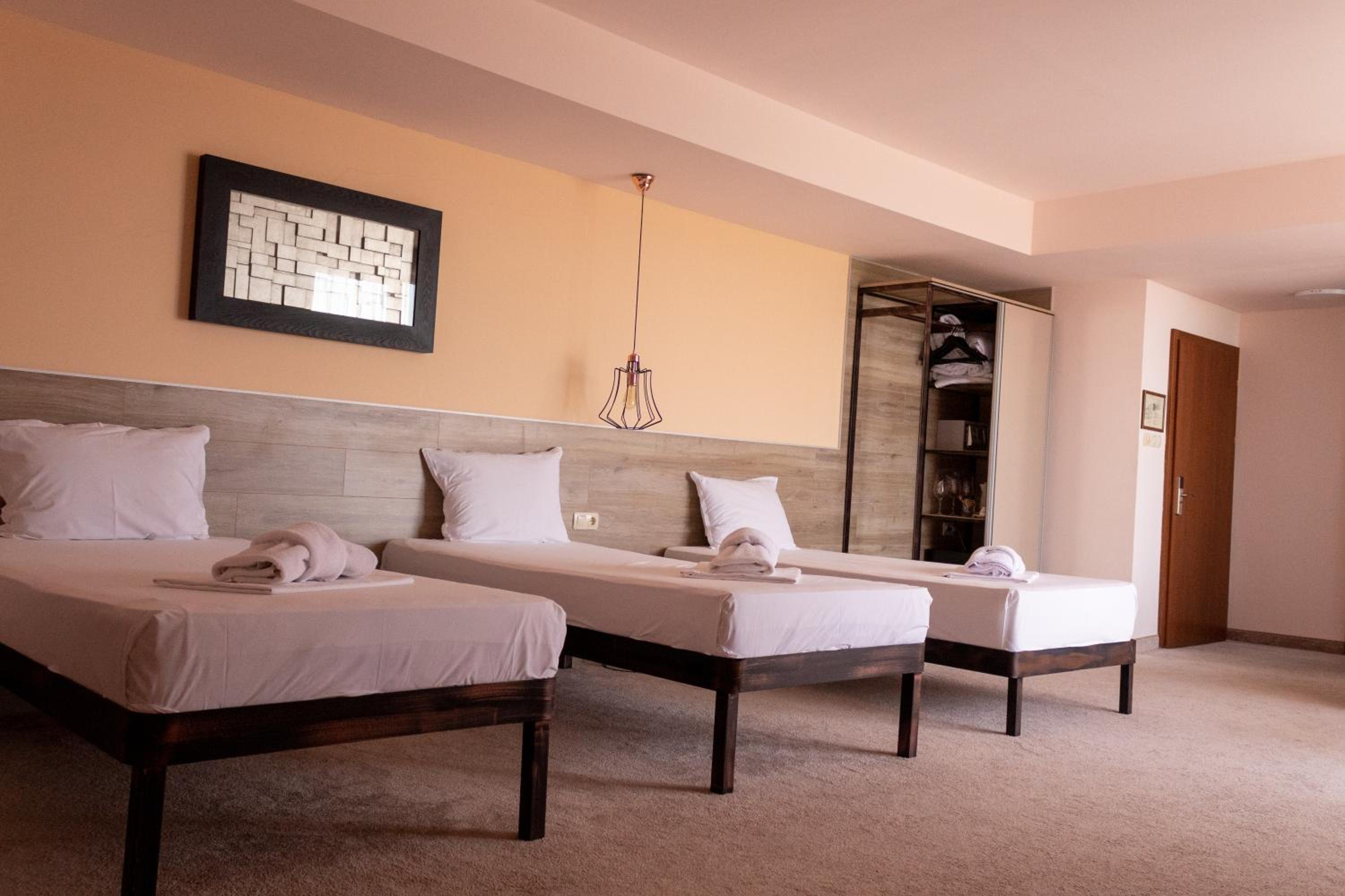 Triple Room with Balcony - Photo 4