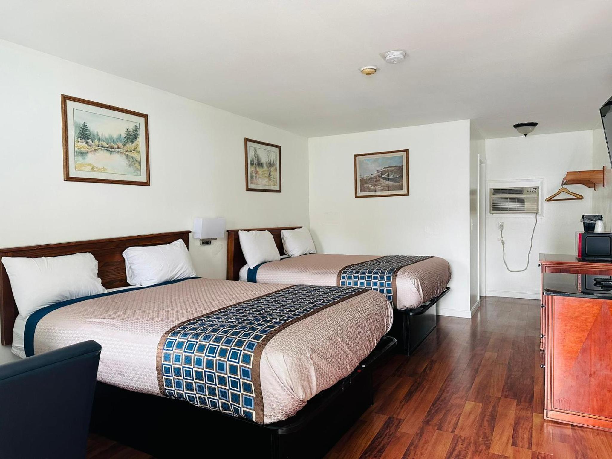 Queen Room with Two Queen Beds photo 3