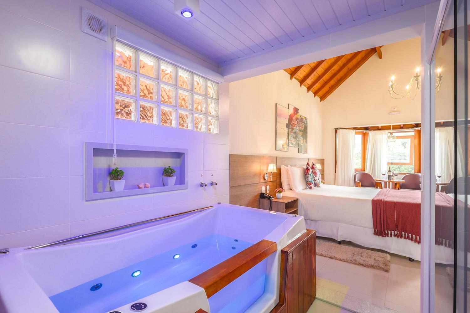Queen Suite with Spa Bath photo 3