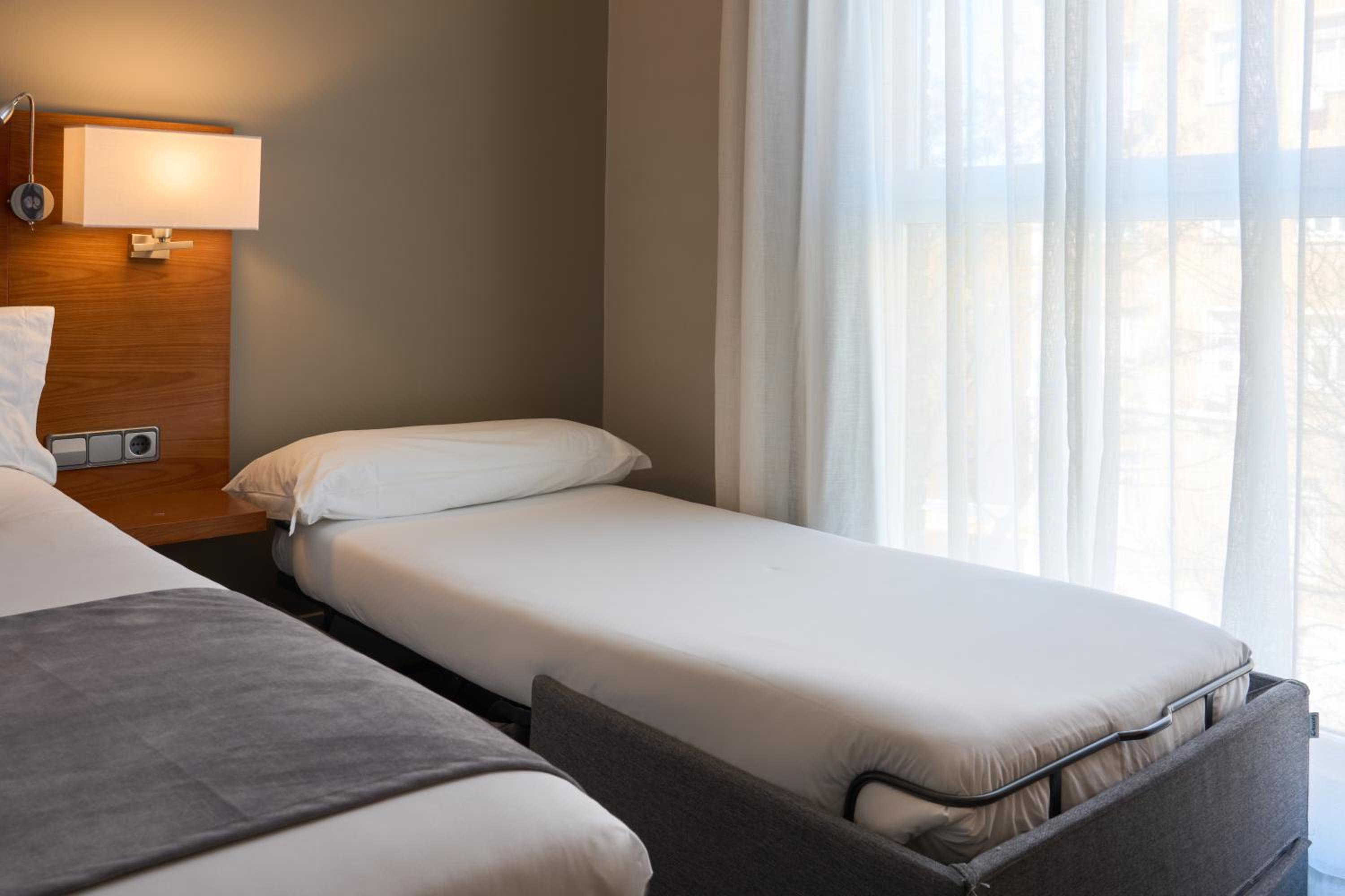 Double or Twin Room with Extra Bed - Photo 3
