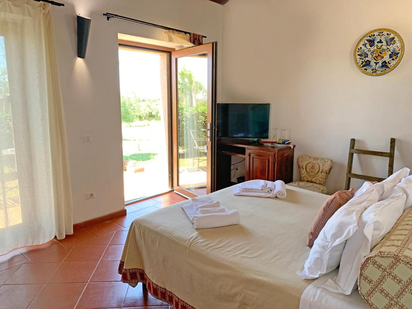 Deluxe Double Room with Bath - Photo 1