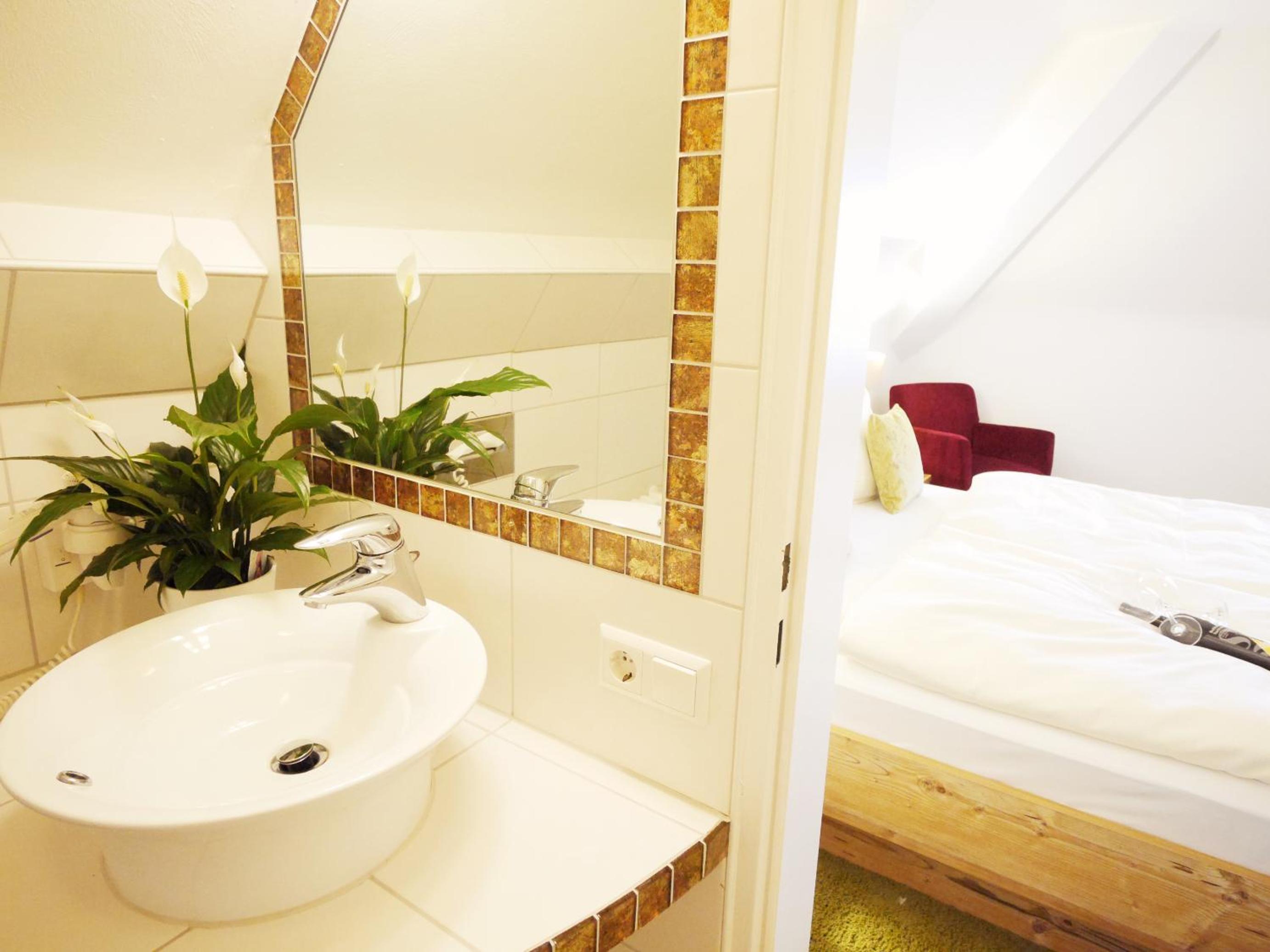 Standard Double Room - Photo 10
