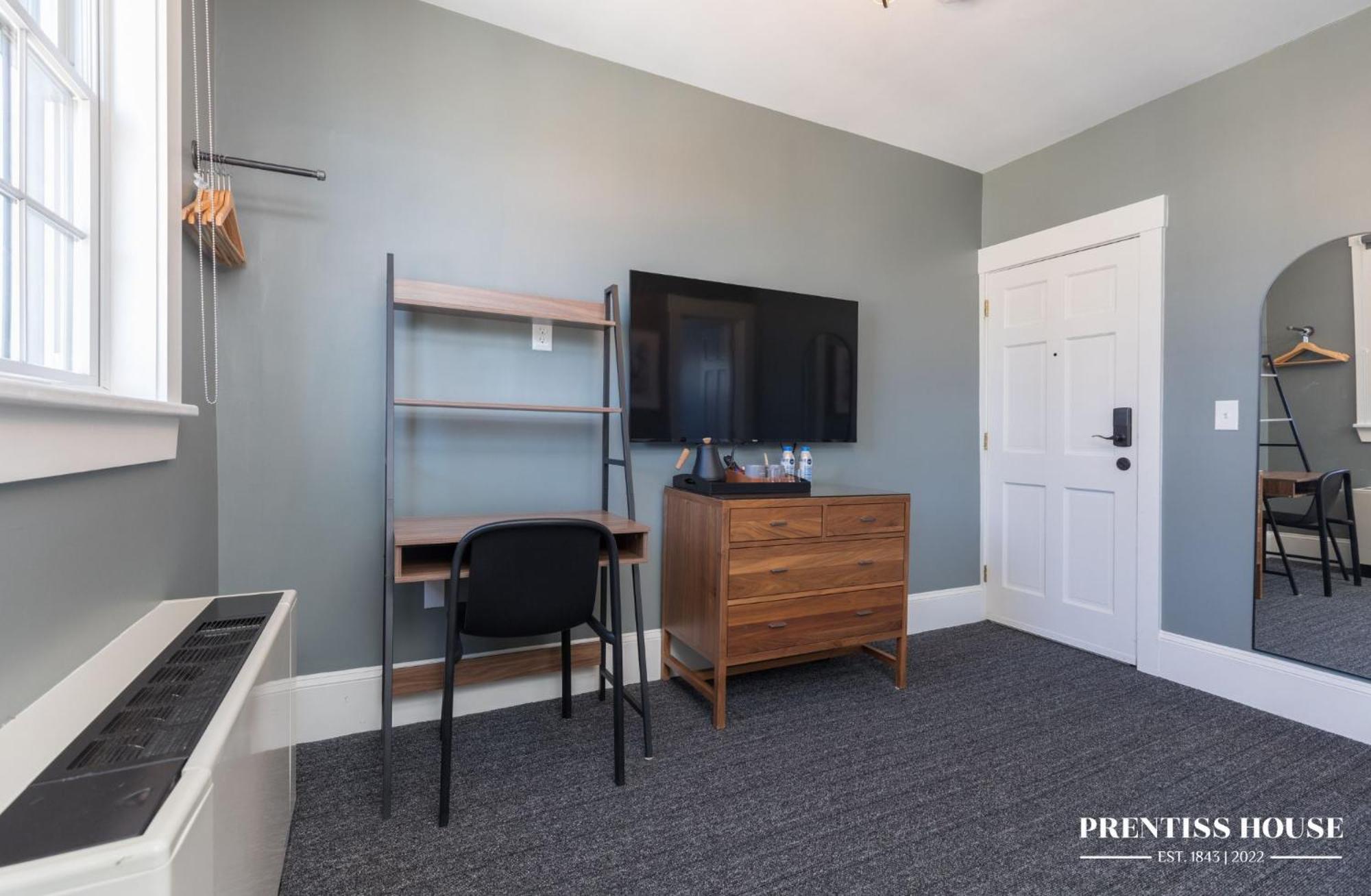 Standard queen room