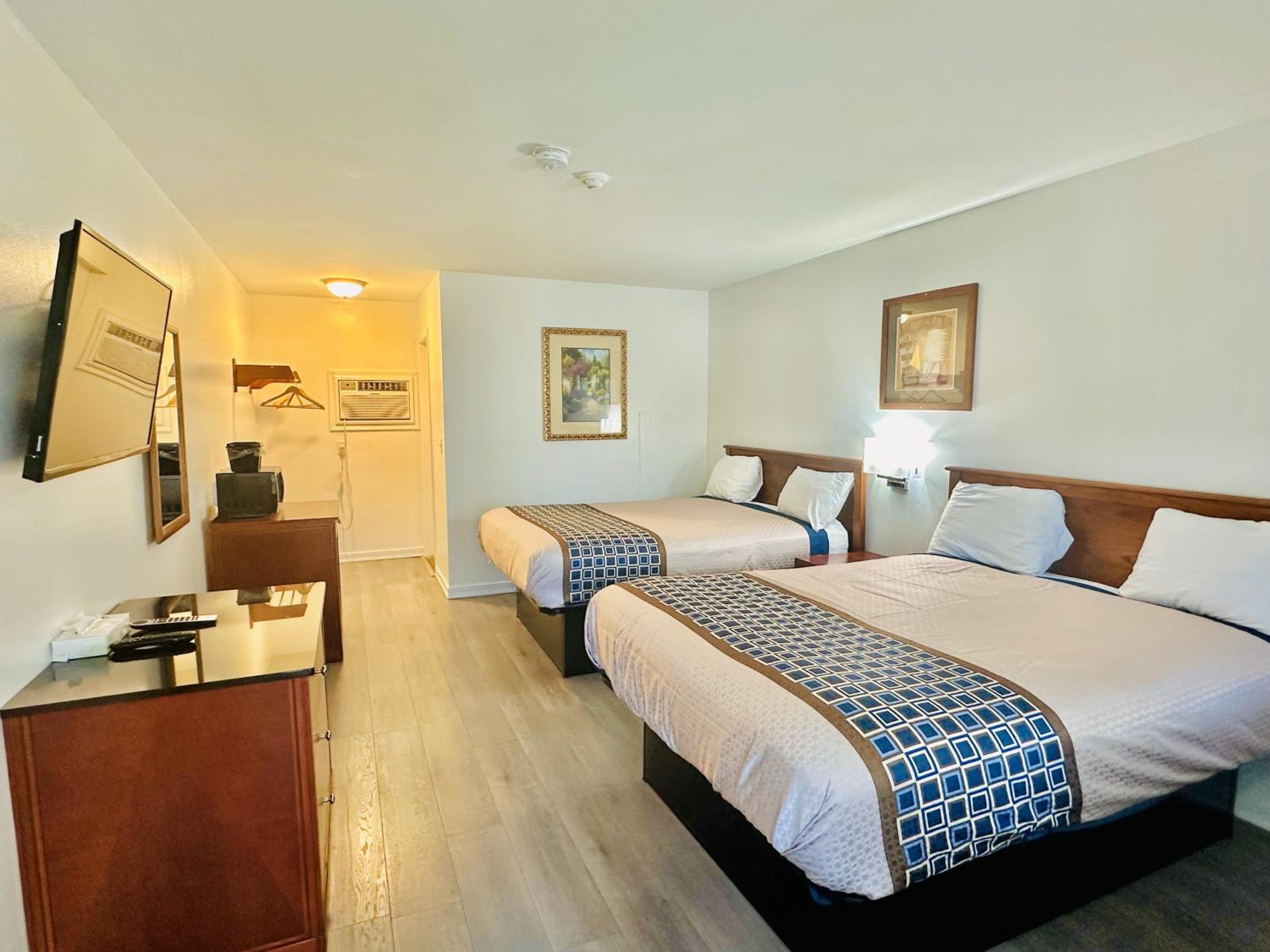 Queen Room with Two Queen Beds photo 1