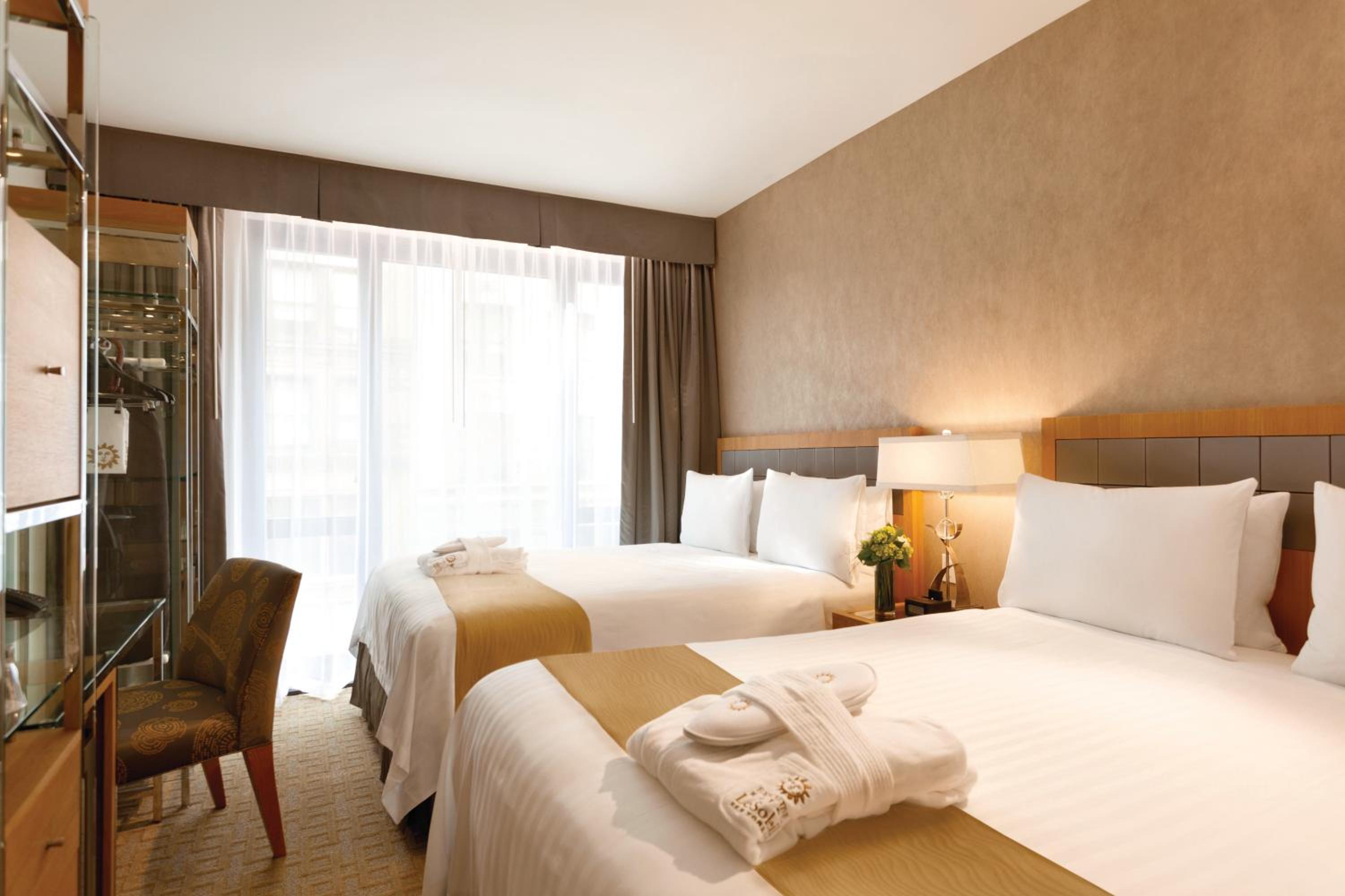 Executive Room with Two Queen Beds photo 3