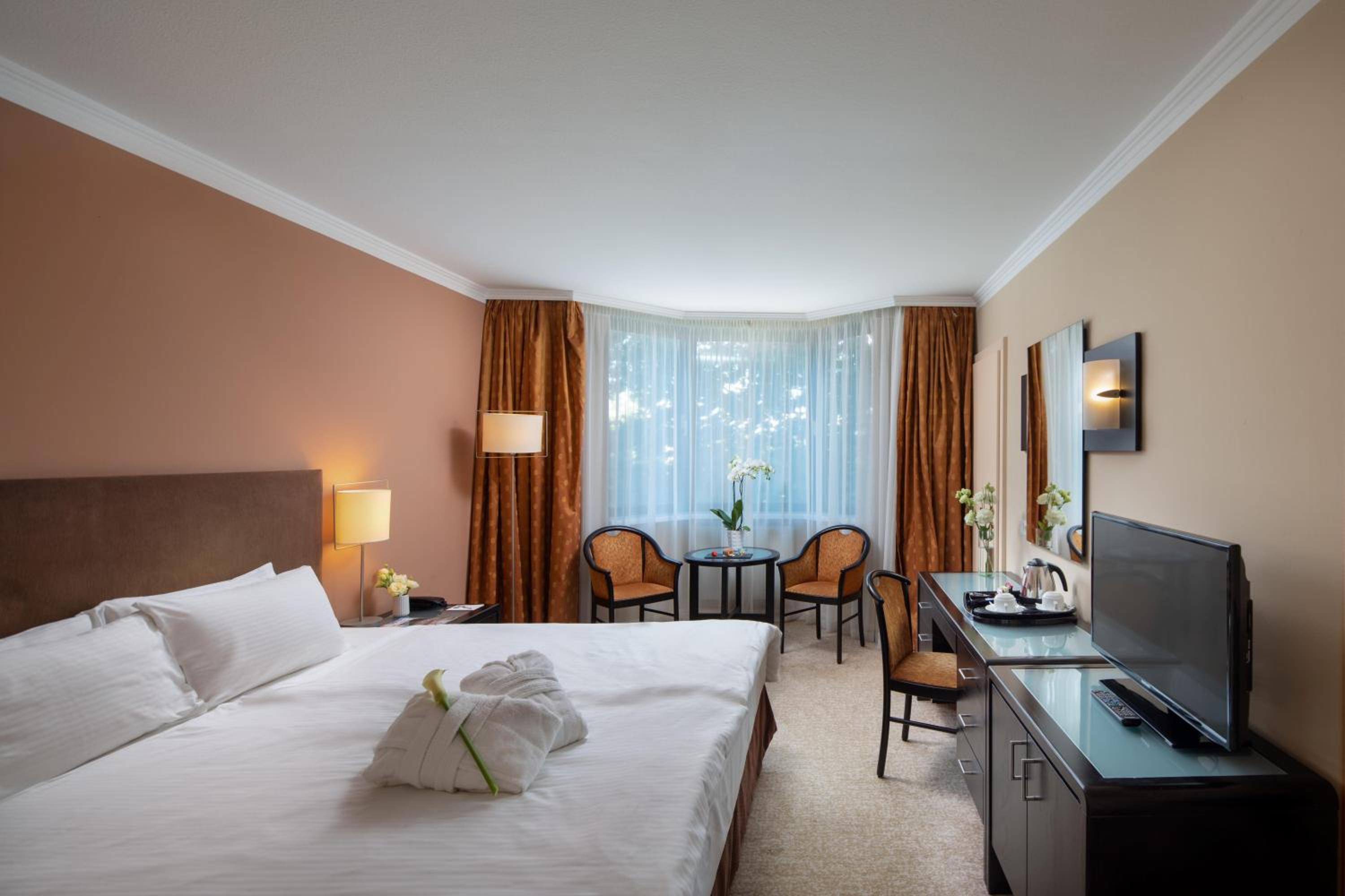 Superior King Room - Photo 3