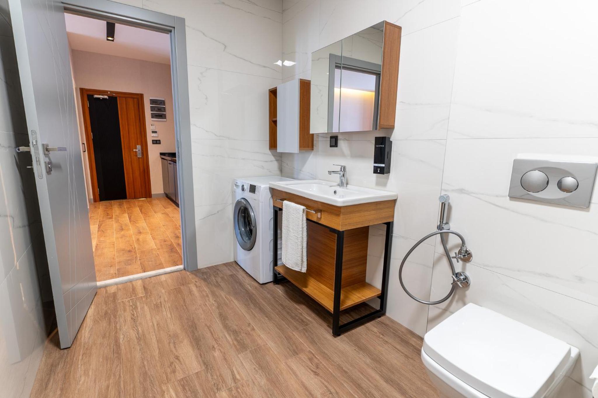 Deluxe One-Bedroom Apartment - Photo 2