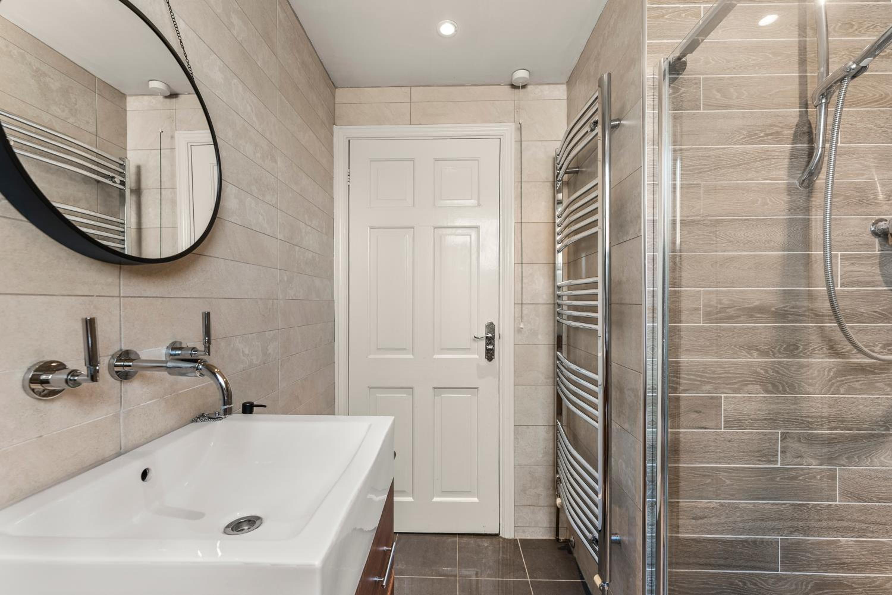 Five-Bedroom House photo 3