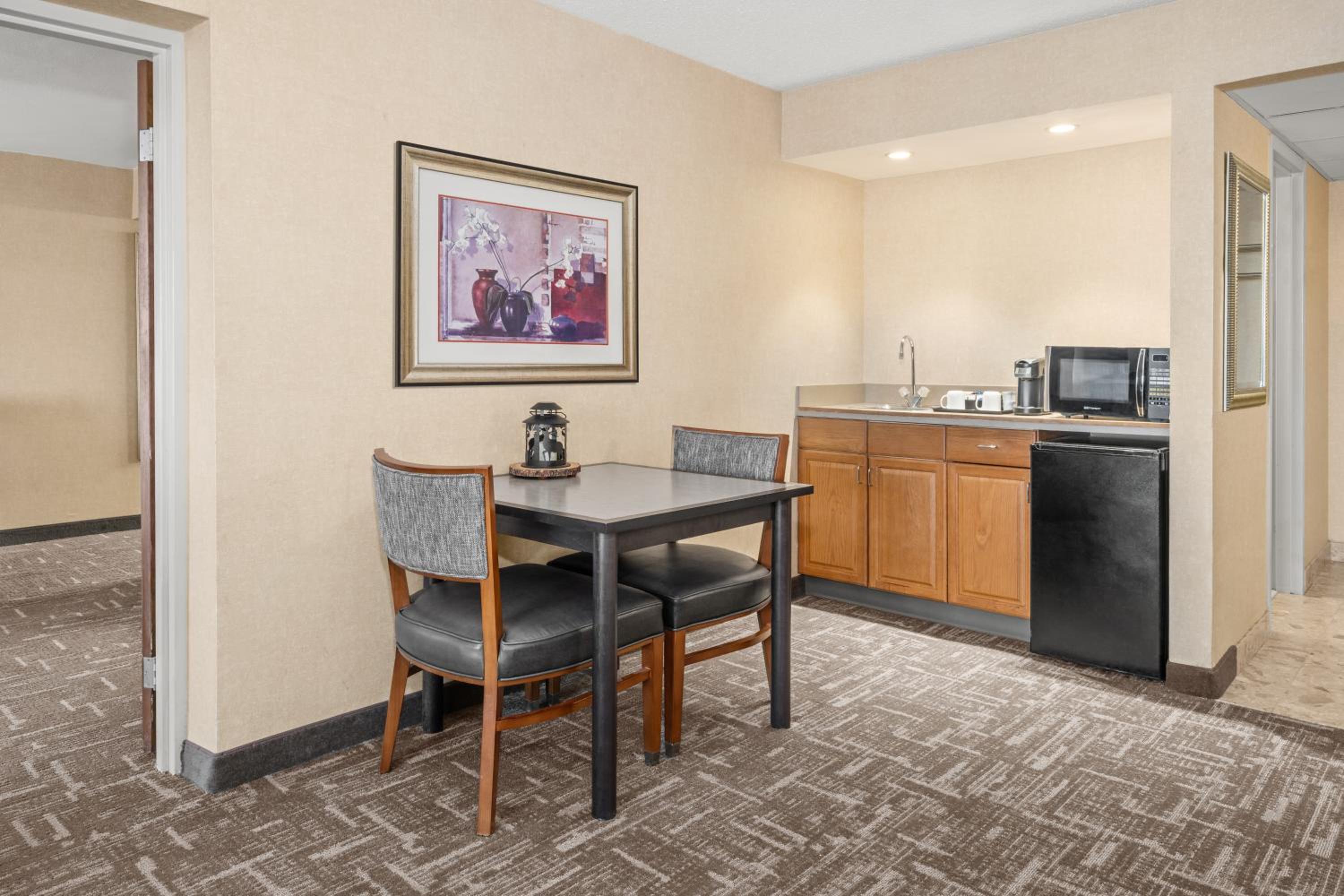 Suite with Hot Tub - Photo 2