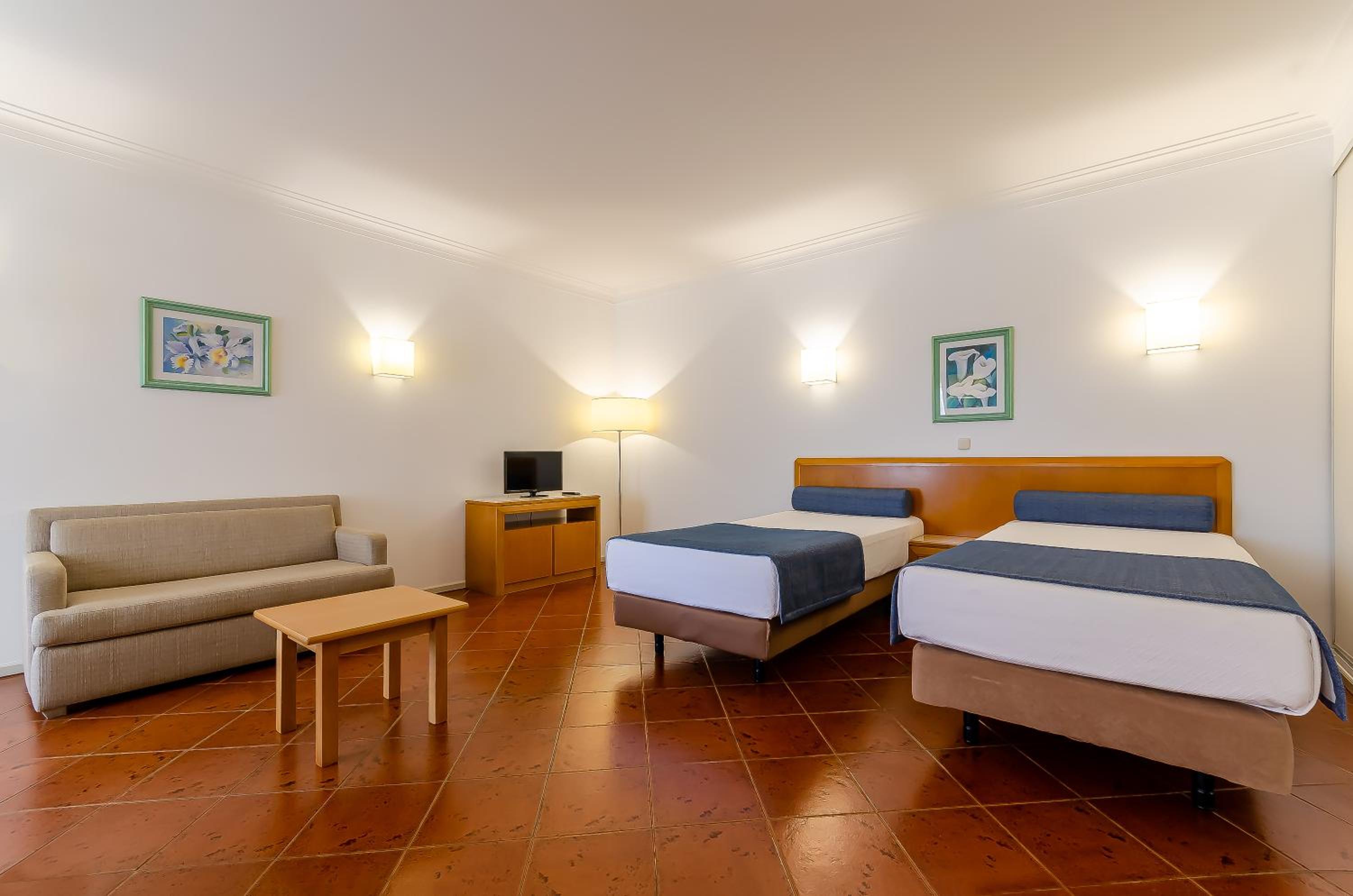 Studio Apartment with Balcony - Photo 4