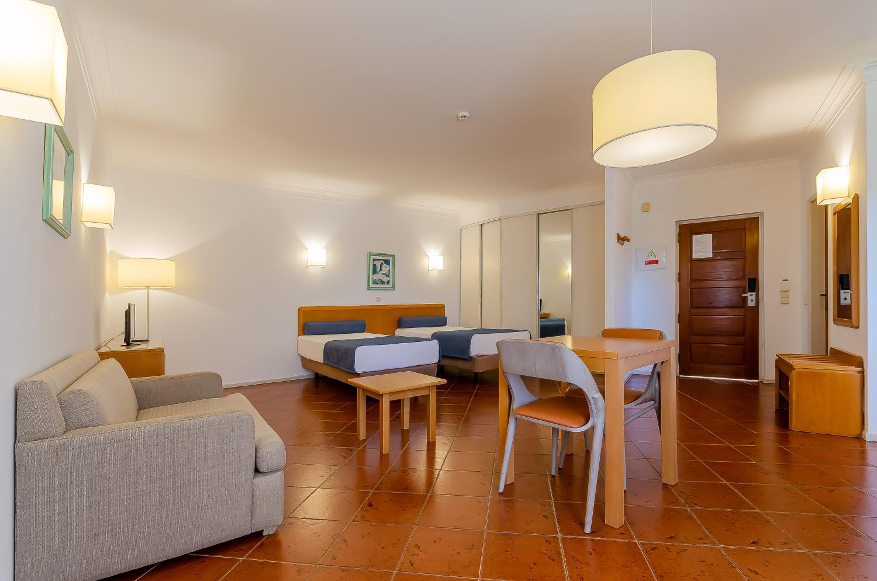Studio Apartment with Balcony - Photo 13