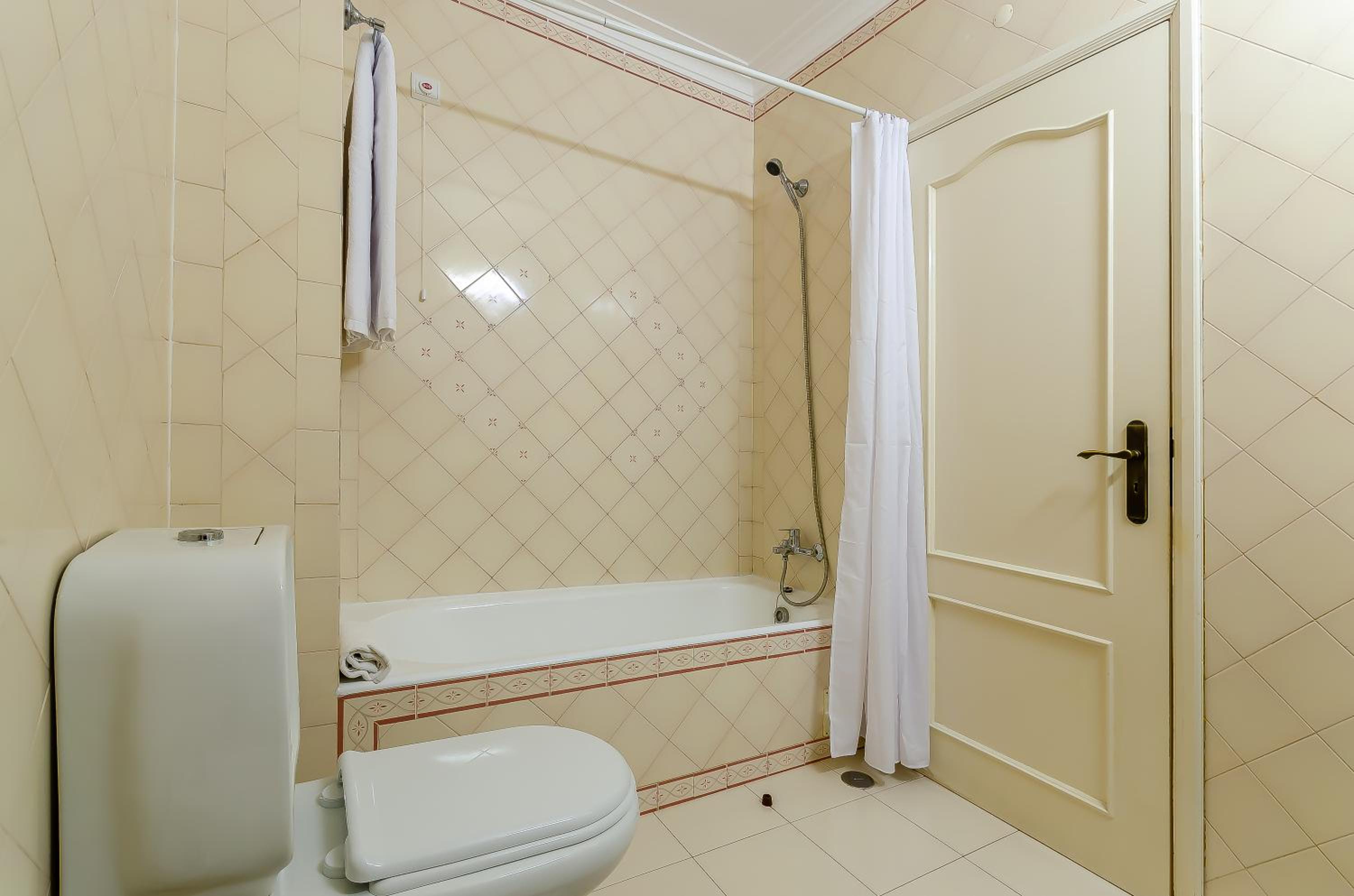 Studio Apartment with Balcony - Photo 8