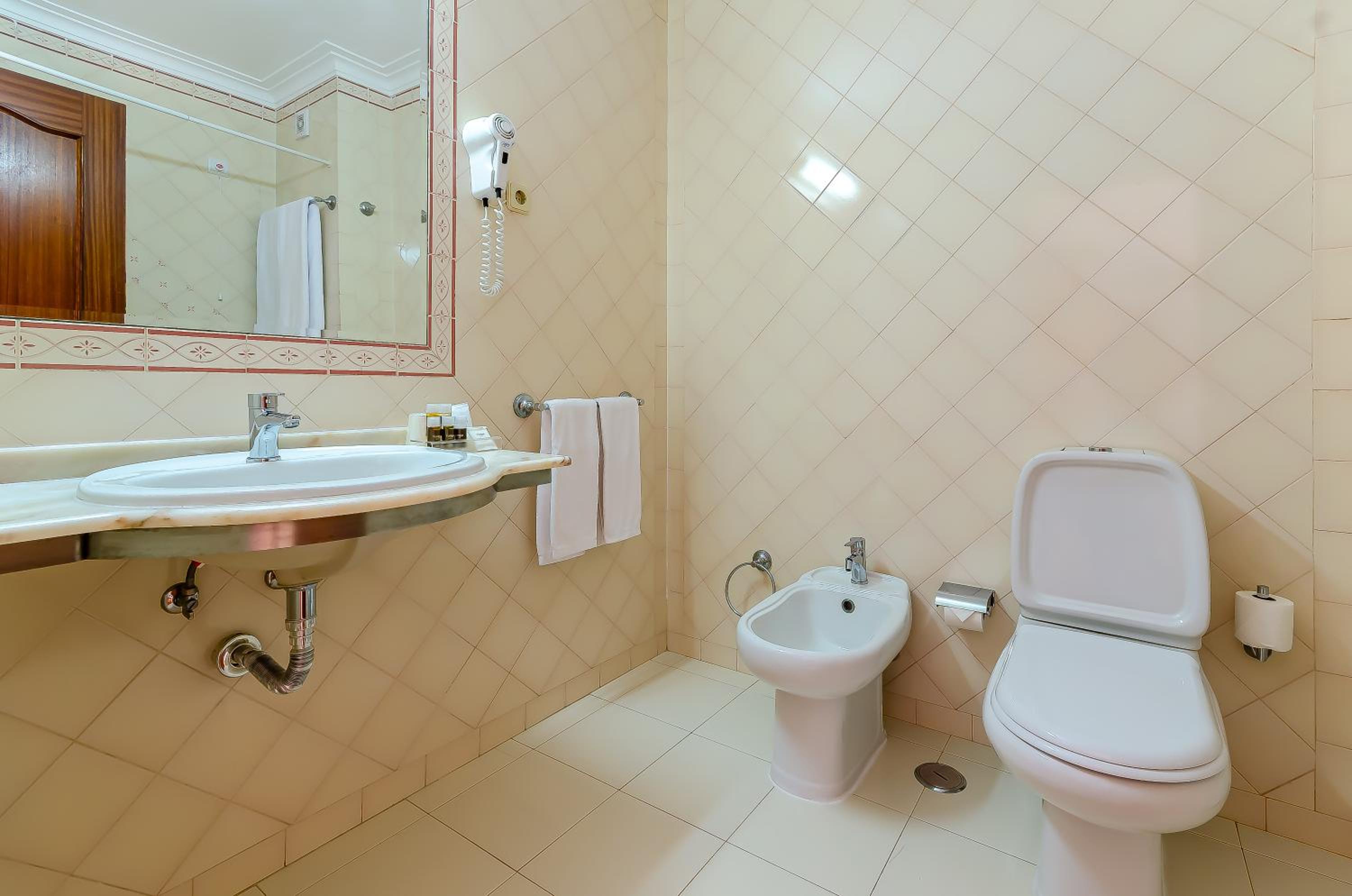 Studio Apartment with Balcony - Photo 7