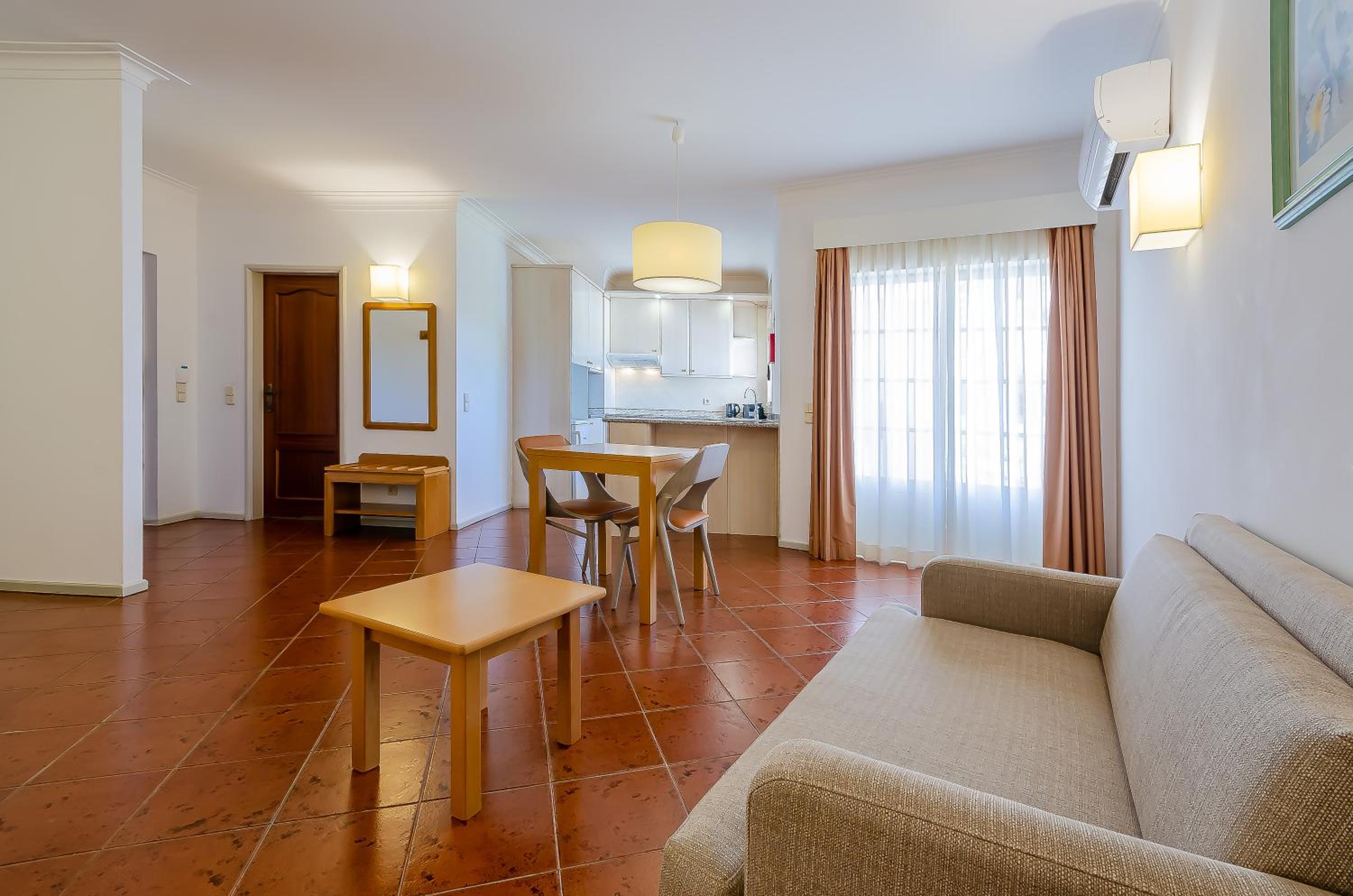 Studio Apartment with Balcony - Photo 3